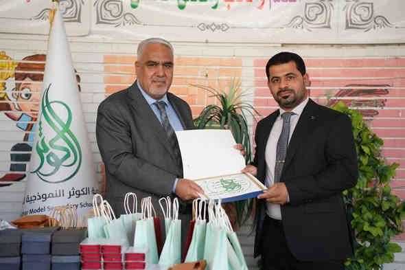 منشور رقم (٢)
قام الدكتور عمّار العرباوي معاون المدير العام للتربية للشؤون الفنية
بتكريم الكادر الإداري والتدريسي في ثانوية الكوثر الأهلية النموذجية للبنين
لحصولهم على نسبة عالية جداً في الامتحانات الوزارية.
وجرى التكريم خلال الحفل الذي أقيم في أروقة المدرسة بمناسبة عيد الطالب.

ثانوية الكوثر الأهلية النموذجية للبنين
مكان لزرع بذور المستقبل
وبيئة تعليمية مميزة.

🌹🌹 التسجيل مستمر 🌹🌹

🌹 مميزاتنا:
🌷 كادر تدريسي متميّز ذو خبرة عالية.
💐 متابعة يومية لمستوى الطلبة.
🌹 بيئة تربوية وتعليمية راقية.
🌺 قاعات دراسية مهيأة ومكيّفة.
🌹 أنشطة علمية وثقافية داعمة لمسيرة الطالب.

الموقع: النجف الأشرف / حي السعد / شارع جامع ابن كمّونة / مقابل القنصلية الإيرانية سابقاً / مجاور مكاتب السياحة والسفر.

للاستفسار الاتصال بـ:
📞 ممثل الهيئة التأسيسية: ***********
📞 الحسابات: ***********
📞 الإعلام: ***********

المركز الإعلامي
