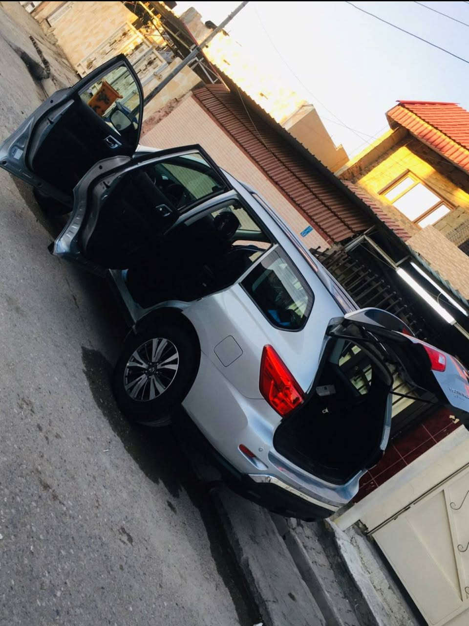 السلام عليكم سيارة نيسان بافندر موديل ٢٠١٩مواصفات SV  ماشية ١٠٩ ألف كم حادث باب خلف السايق مبدل السيارة رقم سليمانية الجديد. مكان السيارة كركوك ***********
