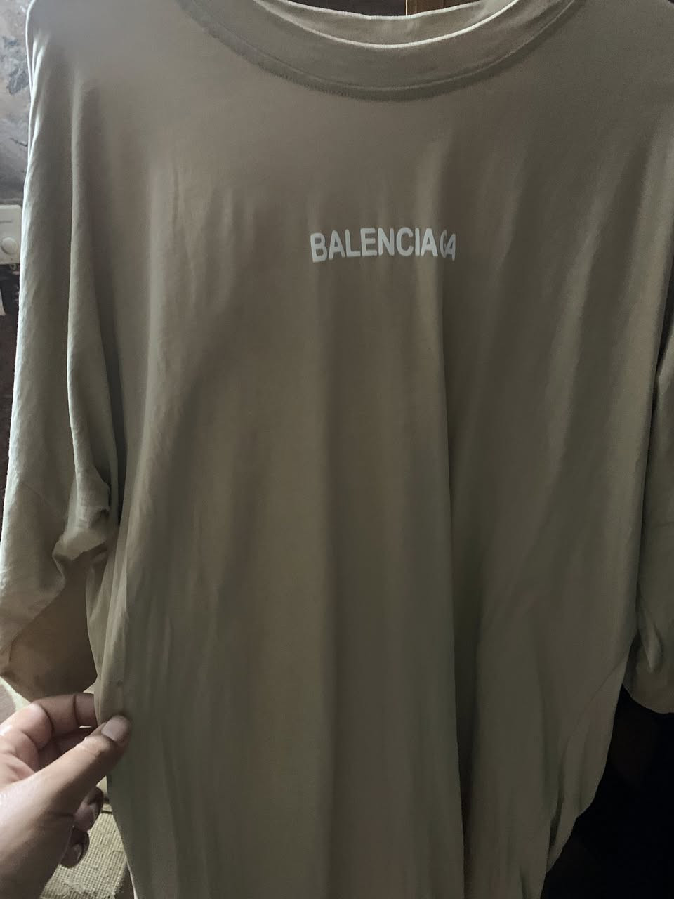 تيشيرت بالنسياغا (Balenciaga T-Shirt) باللون البيج، ويتميز بقصة فضفاضة (Oversized) مع شعار الماركة الممتد بخط عريض باللون الأبيض عبر
أوڤر سايز يعني شلون البگي وتصير الكتف نازل يخبل قمش بارد جديد بالليبل شلت الليبل من غسلتة عبالي يصير علية طلع ضيق
هالتحفة متاحة ويوجد توصيل


**إذا كنت صاحب هذا الإعلان وتريد حذفه لأي سبب، رجاءا أرسل رسالة إلى الدعم الفني**
