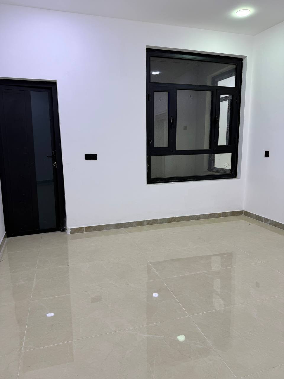 شقة للايجار مساحه ١٤٠متر مربع تحتوي غرفتين نوم واحد ماستر ومطبخ كبير واستقبال ضيوف ورسبشن في منطقة الحارثية محلة ٢١٣ شقة طابق اول زيرو غير مسكونه سابقاً البناية تحتوي مصعد وكهرباء خصخصة . 
***********
