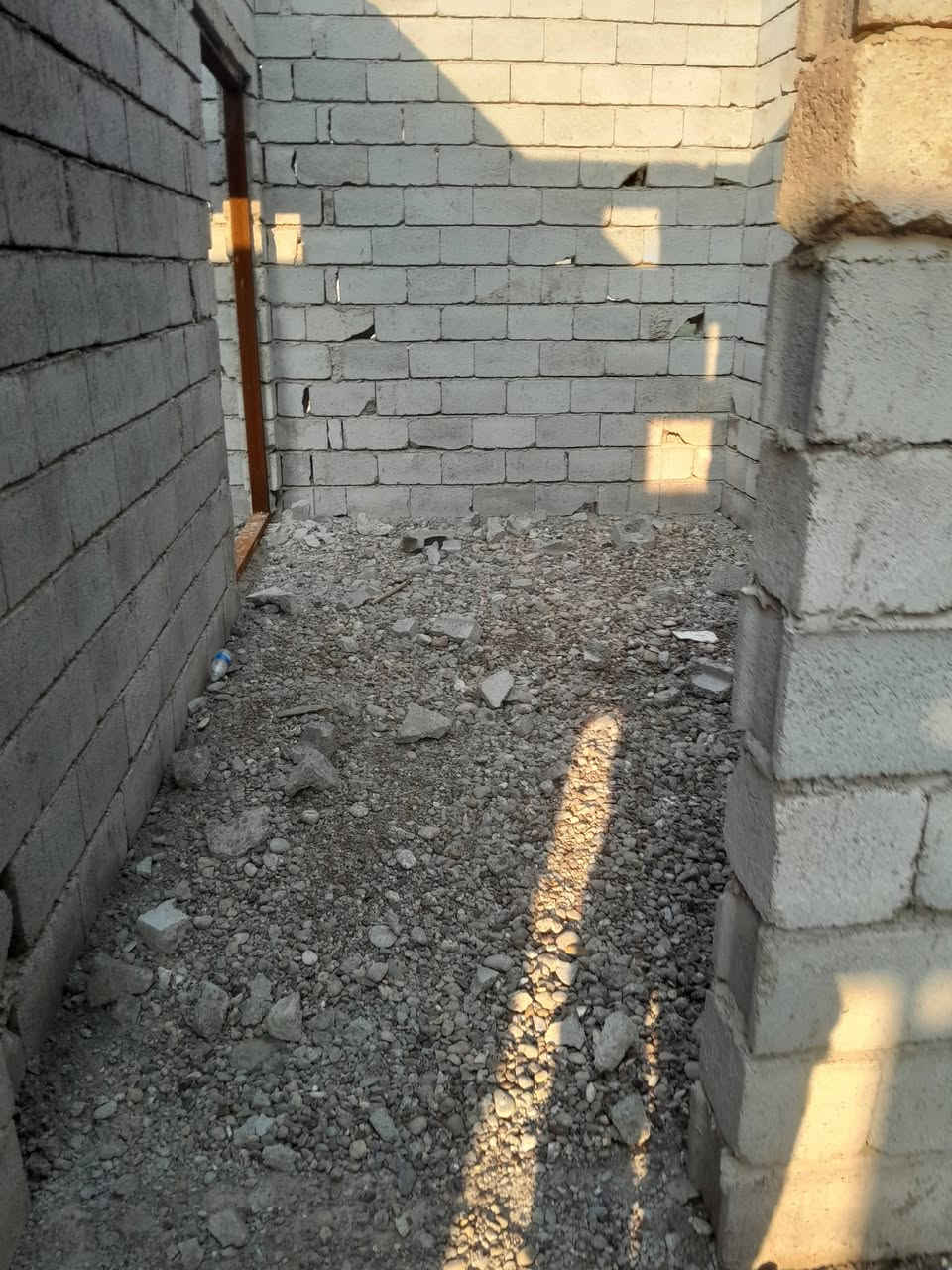 السلام عليكم ورحمة الله هيكل غير مسقف للبيع قطعه ومقاطعه الجمعيه الثالثه باراضي بيت عجيمه المساحه ١٥٠ متر شارع ٨متر السعر ٢٥ وبيها مجال بسيط اتصال ***********
