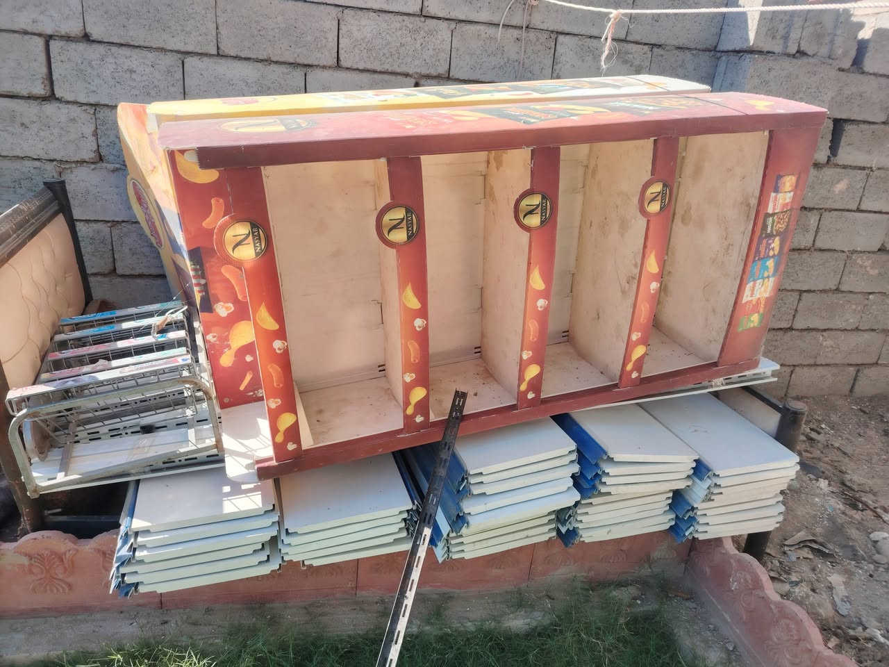 غراض محل للبيع عارضه ورفوف عارضات جبس وميزان مكاني جزيرت الخالديه ***********
