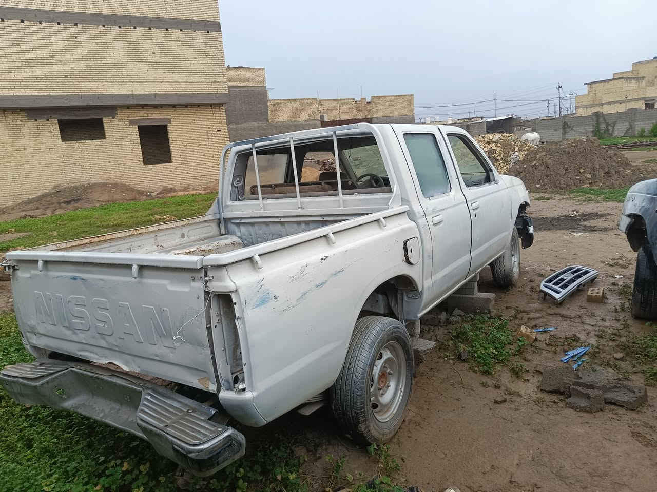 نيسان مزاد 2003 مكان بغداد  السعر 22 اسويلك وكاله ***********

