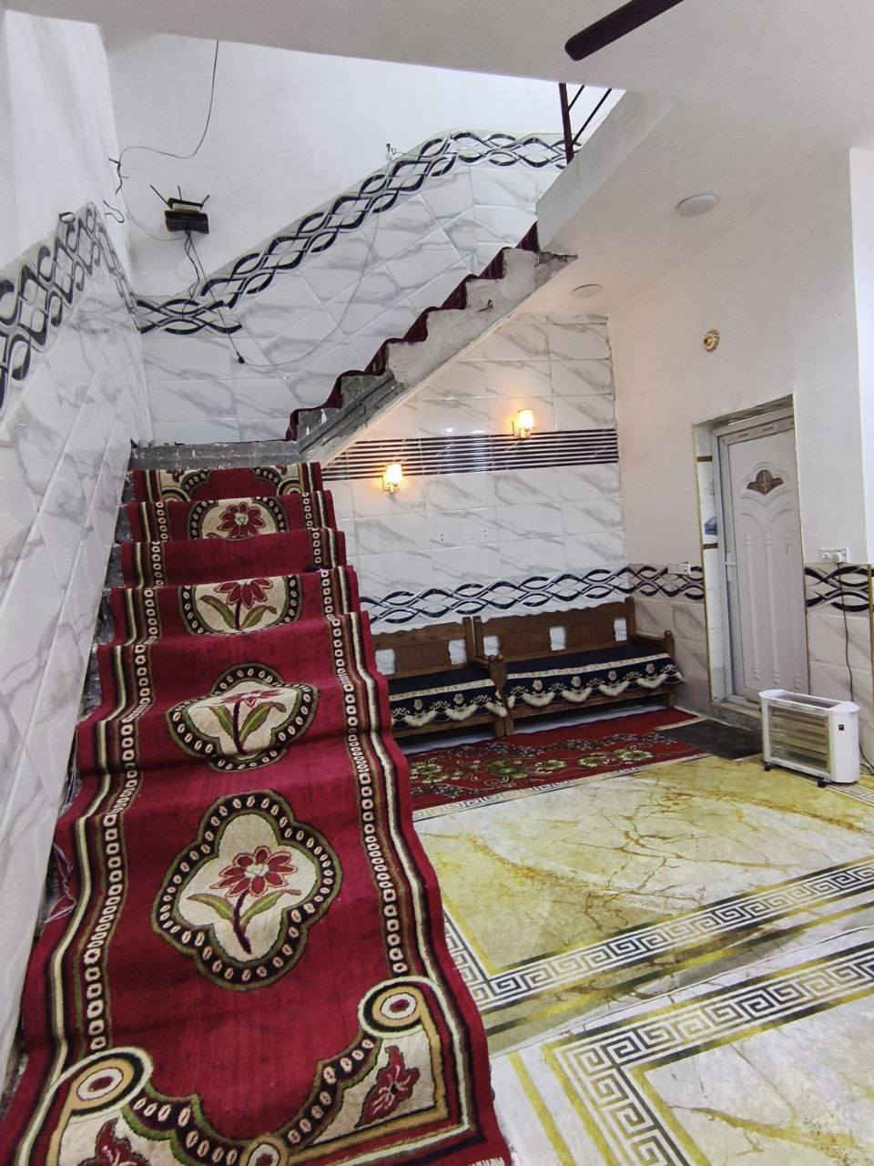 السلام عليكم بيت بالمدائن قريب على جامع السلام او جسر بريجان بقطع فارس مساحته البيت ٢٠٠ متر بناء طابوك طابقين وصب رفت يحتوي على أربع غرف نوم اثنين كاملات واثنين بعدهن موادهن موجوده كهربايات كامله ارضيه موجوده بس عمل  اقل غرفه نوم مساحتها ٤ × ٥ اتلاثه حمامات المنطقه مخدومه من ماء وكهرباء وتبليط للإستفسار 
***********
