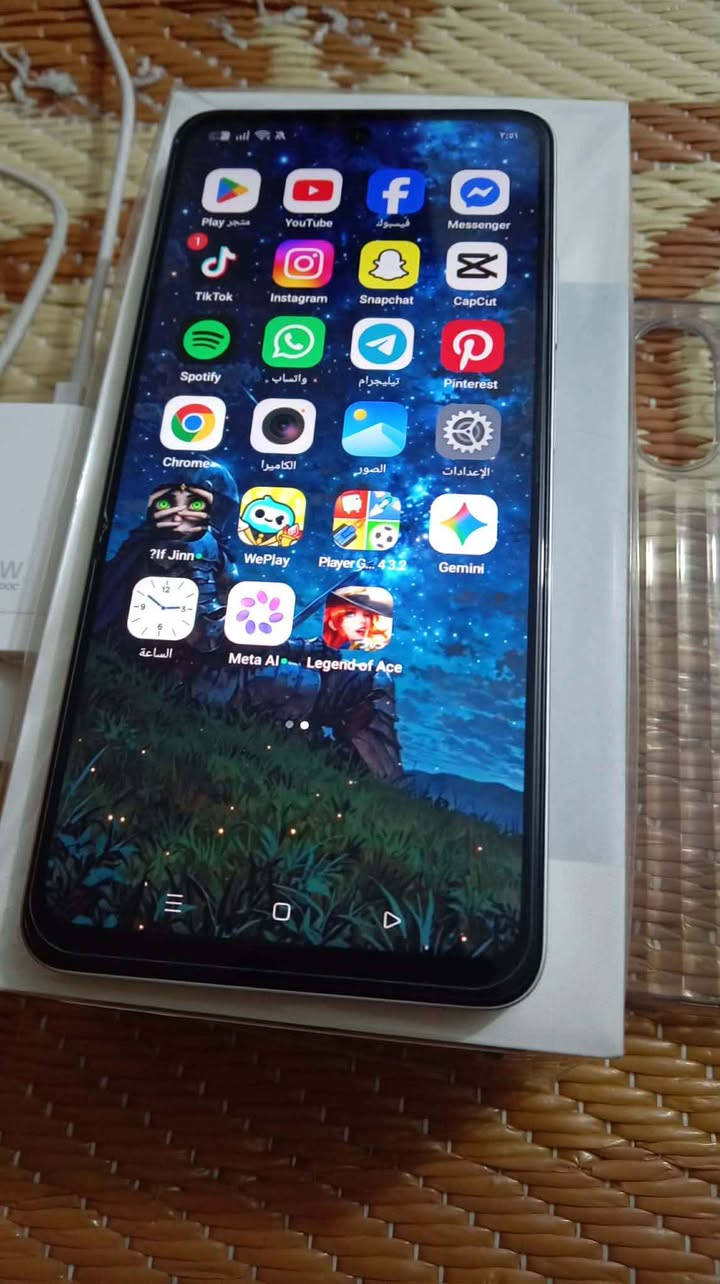 البطارية والشحن: بطارية عملاقة بسعة 6000 مللي أمبير، تدعم الشحن السريع بقوة 45 واط (SUPERVOOC)، مصممة لتدوم بكفاءة عالية لسنوات.
المتانة والحماية: الجهاز حاصل على شهادة متانة عسكرية لمقاومة الصدمات، بالإضافة إلى معيار IP65 لمقاومة الماء والغبار (رذاذ الماء).
الشاشة: شاشة كبيرة بمقاس 6.67 بوصة من نوع IPS LCD، بتردد 90 هرتز، وتتميز بسطوع عالٍ يصل إلى 1000 شمعة (وضوح ممتاز حتى تحت أشعة الشمس).
الأداء: يعمل بمعالج Snapdragon 6s 4G Gen 1 ثماني النواة، مما يجعله مثالياً للاستخدام اليومي المستقر وتصفح وسائل التواصل.
الذاكرة والتخزين: يتوفر عادةً بذاكرة تخزين 128 جيجابايت مع 4 جيجابايت رام (يمكن توسيعها افتراضياً)، ويدعم تركيب كارت ذاكرة خارجي.
الكاميرات: كاميرا خلفية بدقة 32 ميجابكسل لصور واضحة، وكاميرا أمامية بدقة 5 ميجابكسل. بغداد, العراق


**إذا كنت صاحب هذا الإعلان وتريد حذفه لأي سبب، رجاءا أرسل رسالة إلى الدعم الفني**
