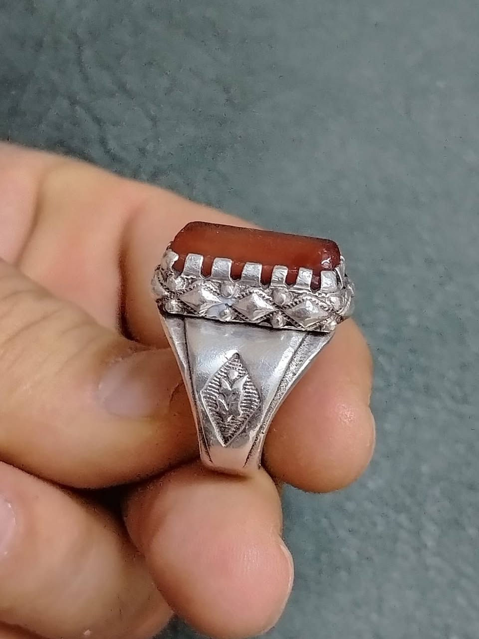 السلام عليكم
محبس يماني قديم عباسية صياغة يدوية ثقيلة للبيع العنوان بغداد الحبيبية السعر125
***********
