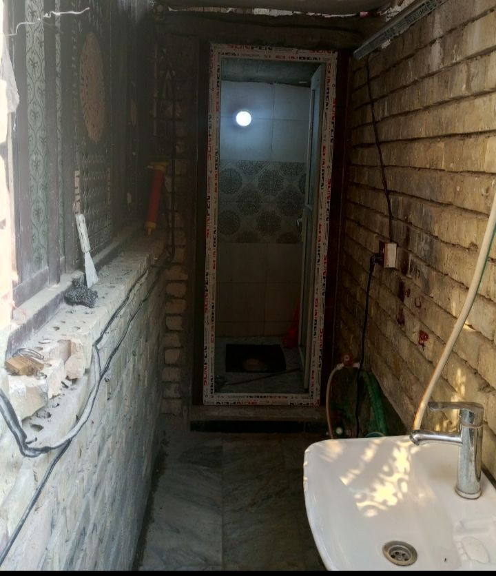 مشتمل 50 للبيع شارع 20 حي الرئاسة المنطقة الخلف معمل الغاز خلفية البيت كامل من الداخل استقبال وصالة ومطبخ وخدمات والطابق الثاني نوم وصالة وحمام كبير السعر 50 وبي مجال 
***********
