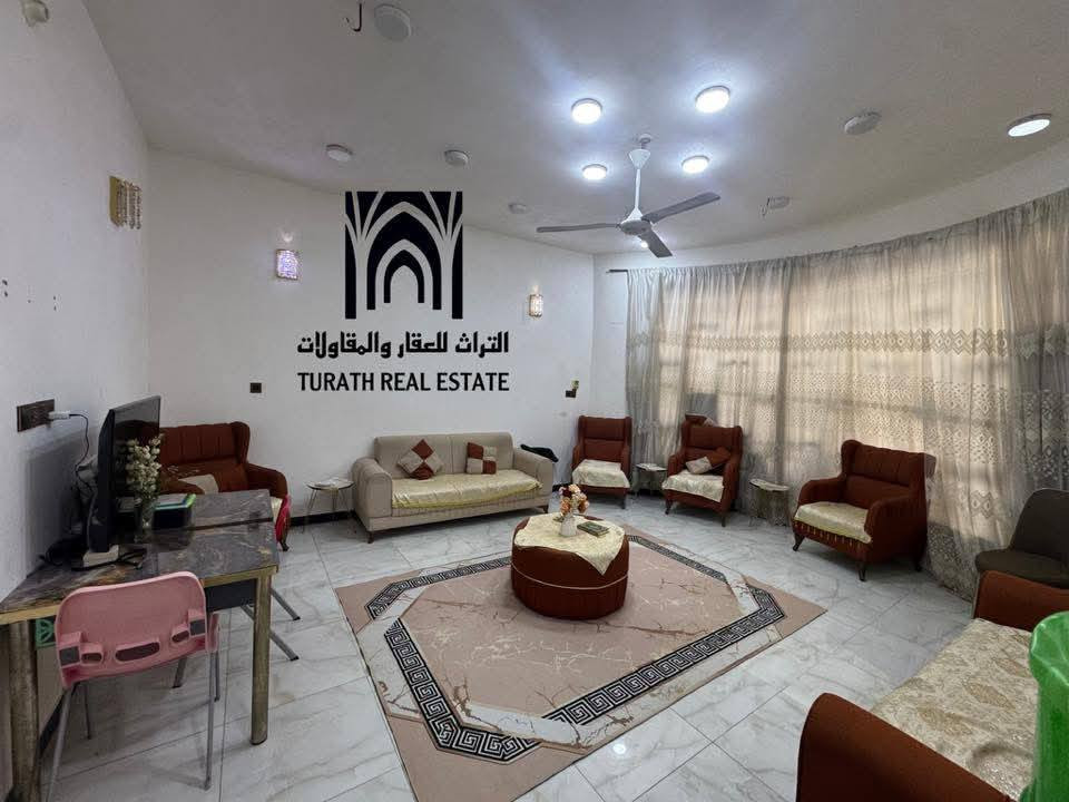 🏠 منزل للبيع في حي الجامعة - موقع متميز وخدمات كاملة
📍 العنوان: الديوانية - حي الجامعة (بالقرب من مدرسة السجى ورحاب العلم ).
📐 المساحة: 200 متر (الواجهة 10م × النزال 20م).
⚖️ نوع العقار: طابو ملك صرف.
✅ مواصفات وتفاصيل المنزل:
الطابق الأرضي: غرفتين نوم (4×5) + استقبال واسعة (7×5) + صالة كبيرة (9 أمتار) + مطبخ + حمام متكامل.
الطابق الثاني: صالة كبيرة (9 أمتار) مع حمام، بالإضافة إلى هيكل (3-4 غرف) مؤسس ومجهز بالكامل وصل لمرحلة الشبابيك (يمكن إكماله بتكاليف بسيطة).
الخارجيات: يحتوي على حديقة، كراج، حمام خارجي، وسطحين.
🌟 مميزات المنطقة والخدمات:
الموقع قريب جداً من مدرسة السجى ورحاب العلم .
المنطقة مخدومة بالكامل (تبليط وماء ومجاري ).
توفر كافة الخدمات الأساسية: كهرباء ، خط مولد سحب، وخدمة الإنترنت الضوئي , ومدارس قريبة .
💰 السعر: للاستفسار ومعرفة السعر يرجى المراسلة على الخاص.
📞 للتواصل ومزيد من التفاصيل على الخاص او الاتصال على الرقم *********** .
