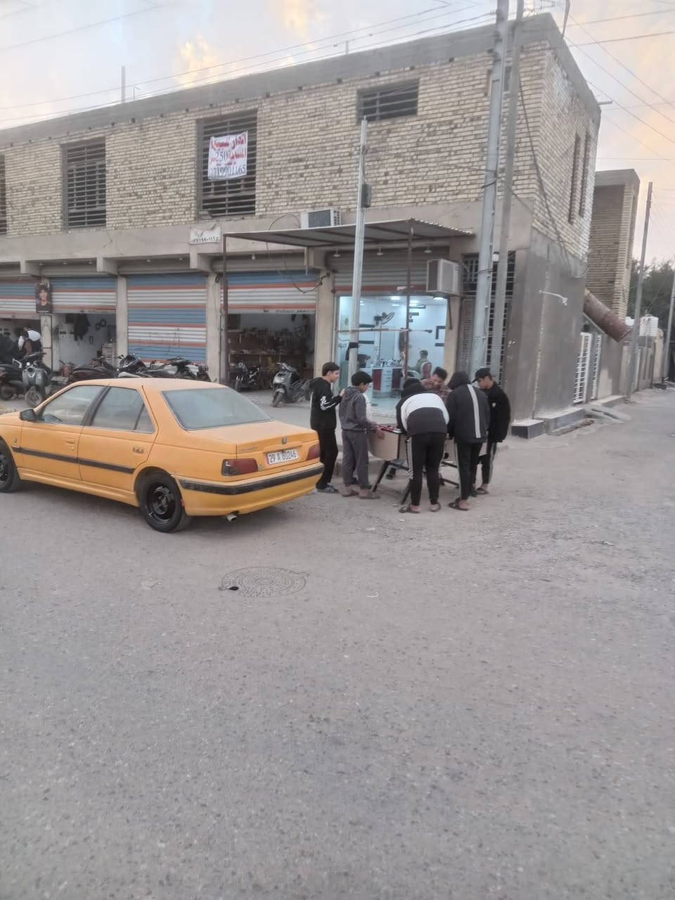 الدار للبيع (المساحه ٢٥٠) مع المحلات +شقه الموقع حي الشهداء شارع الزهور الإستفسار ***********
