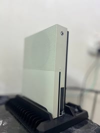 🎮 للبيع: جهاز Xbox One S بحالة ممتازة   المساحة: 1 تيرابايت (تتحمل ألع...