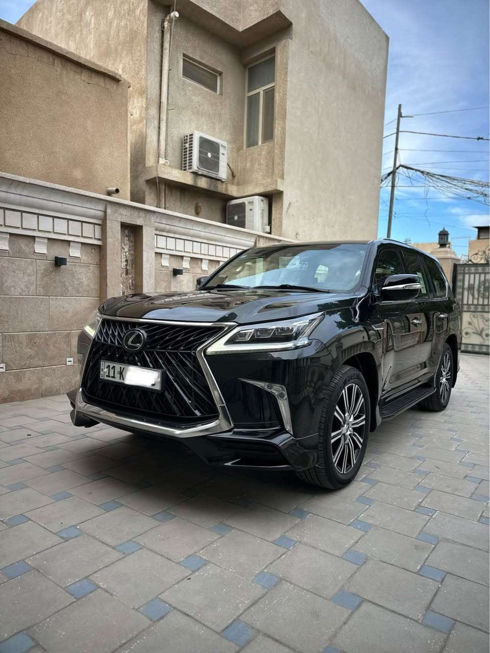 لكزز  2020 LX 5700
كويتي بريم الاصلي
السياره كفاله عامه حته من شخط ورصعه جديده و ع ايدي

فول واحد اعلى فئه 
فتحه
بصمه العدد٣
دخول ذكي
رادارات٣٦٠ درجه 
كامرات ٣٦٠درجه
جوبلسات 
تحكمات ستيرن جهتين
بردات خلفيه
ثلاجه 
داخل لون احمر 
ماشيه 79
وباقي مواصفاته معروفه 
رقم بغداد النكليزي تحويل ثاني يوم
عنوان كربلاء
*********** كربلاء, العراق
