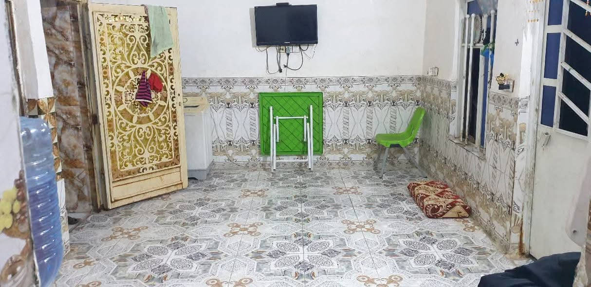 بيت للبيع طابو ١٠٠ متر بلوك الشمال عكاده يتكون من غرفتين وصاله ومطبخ وديوانيه وترك وصحيات موقع البيت حي السجاد بالمربعه قرب مدرسة اَالاسماعيلي جميع الخدمات متوفره  ***********
