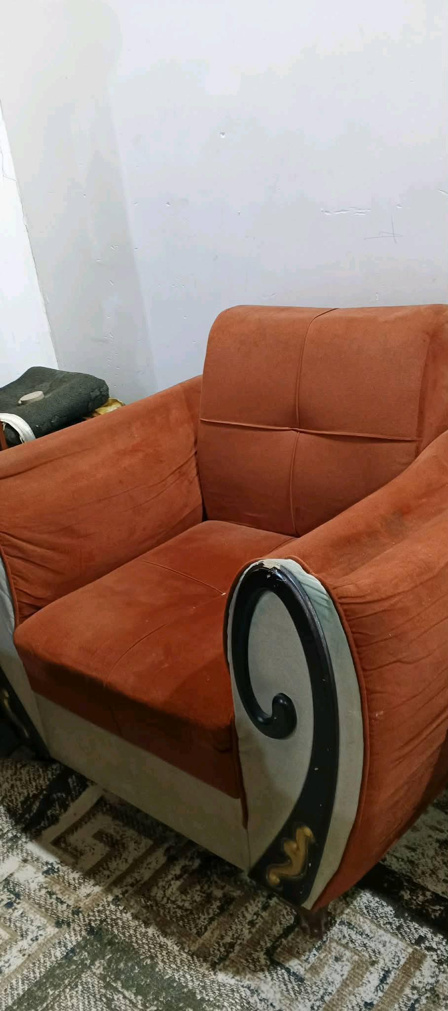 أعرض للبيع طقم صالون قماش مخمل برتقالي يتكون من كنبة كبيرة وكنبتين صغيرتين. التصميم أنيق وجذاب والانارة تضيف لمسة مميزة. الطاولات والتلفاز غير مشمولة في البيع. يعتبر خيار ممتاز لغرفة المعيشة أو استقبال الضيوف. الطقم مريح جداً وحالته جيدة جدا مع وجود بعض الاستخدام الطفيف. السعر مغري وقابل للتفاوض.