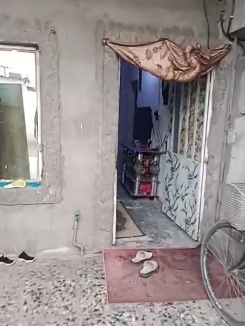 السلام عليكم عندي بيت للبيع تجاوز ما عليه تفليش امن مساحة البيت 170متر وبي 3غرف ومحل باب رزق وحولي واستقبال ومطبخ وصحيات 2 مكان البيت البياع تقاطع الربيعي قريب علا لمعالف الرقم ***********

