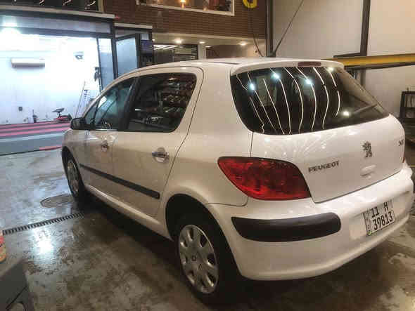 لليدور نضيف وجديد
بيجو فرنسي 2006 موديل 307 
سياره جديده خير من الله مكفوله كير مكينة وتبريد سياره جانت متروكه 5 سنوات ماشيه 150 الف بيها باب السايق مصبوغ والدواسه وباب السكن اربع اصابع يم اليده ونص الدواسه اثر طخطخات بسيطه موجوده صور الصبغ درجه اولى بدون ايرباك بدون دواخل صدر جديد كله من الطول للطول تبريد ثلج هزه جديده سنوية لل 29 شهر ال 9 تحويل مباشر السيارة احلى من الصور بهواي (السعر 60) مكان السياره المنصور قرب مستشفى الطفل المركزي
 ***********
