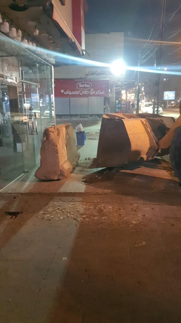 استجابة لمناشدة وردت عبر البرنامج : 
بلدية المنصور تقوم بحملة لازالة التجاوزات ضمن شارع الربيع في حي الجامعة . 
للمشاركة في برنامج #الو_مواطن يمكنكم التواصل معنا عبر الهواتف : 
*********** واتساب 
***********  
***********  
كما يمكنكم متابعة البث المباشر عبر صفحة البرنامج في الفيس بوك والتيك توك . 
106.3 FM
