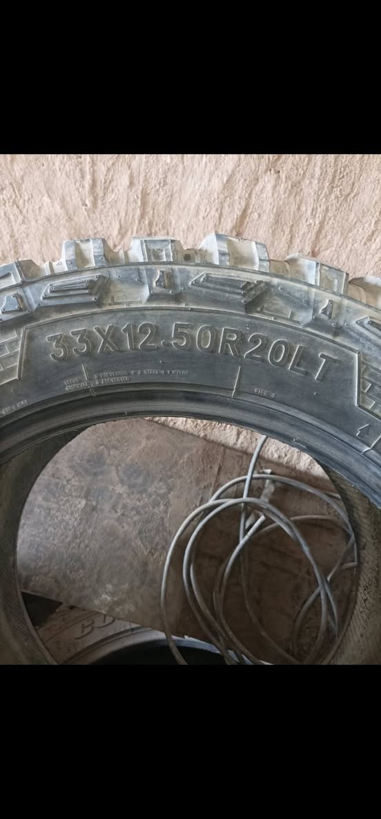 السلام عليكم عدي ذني التايرات للبيع عدد 4 تخم وحجم الويل الي يكعدن عليه 20 والسعر 250 وهاذة رقم راعييهن ***********
