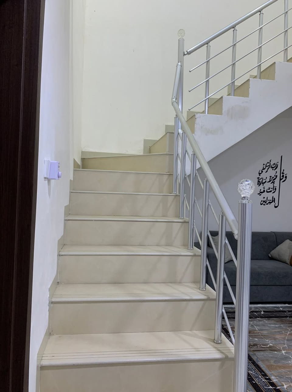 بيت طابو صرف المساحه 200 متر المكان طوريج مجمع الزهراء السكني سعر مناسب تنطي 64
 والباقي اقصاط ع المصرف العقاري البيت طابقين ثلاث غرف نوم البيت جاهز للسكن باقي التفاصيل اتصال ع الرقم *********** او مراجعه المكتب عقارات ابو كرار عنوان المكتب الجمعيه
