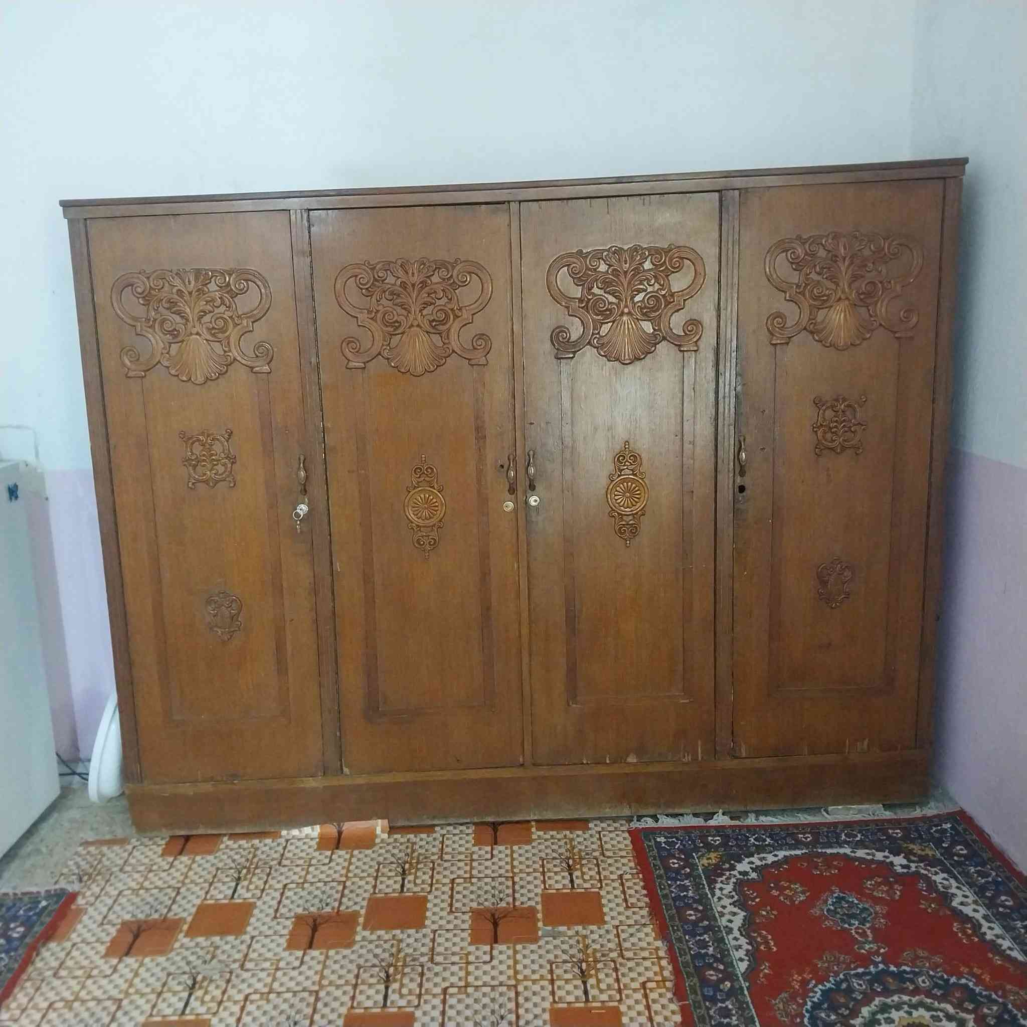 للبيع كنتور ابو ٤ ابواب خشب صاج ثقيل سعر ١٠٠ العنوان ميسان قضاء المجر الكبير ستفسار ***********
