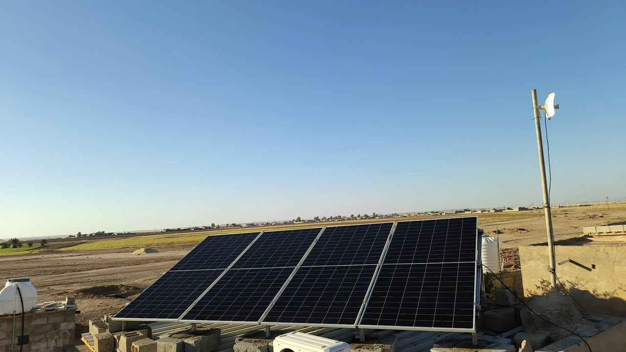 يوم الجمعة الموافق 05/06/2026
تم بعون الله إكمال نصب و تشغيل أربع منظومات للطاقة الشمسية و تفاصيل هذه المنظومات هو كما مبين أدناه:-

* المنظومة الأولى نصبت في #محافظة_بغداد_الراشدية تجهز 8 أمبير نهاراً و 5 أمبير ليلاً و تتكون المنظومة من:-

1- ألواح Longi عدد 4 قدرة اللوح الواحد 615 واط 
2-بطارية ليثيوم ماركة Felicity قدرتها 5 كيلو واط
3- إنفيرتر Felicity قدرته 4 كيلو واط مع واي فاي مدمج
4- أجهزة حماية و قواطع ( AC + DC )

* المنظومة الثانية نصبت في #قضاء_المقدادية تجهز  8 أمبير نهاراً و 5 أمبير ليلاً و تتكون المنظومة من:-

1- ألواح Longi عدد 4 قدرة اللوح الواحد 615 واط 
2-بطارية ليثيوم ماركة Felicity قدرتها 5 كيلو واط
3- إنفيرتر Felicity قدرته 4 كيلو واط مع واي فاي مدمج
4- أجهزة حماية و قواطع ( AC + DC )

* المنظومة الثالثة نصبت في #قضاء_مندلي_الندا و تجهز 10 أمبير نهاراً و 10 أمبير ليلاً و تتكون المنظومة من:-

1- ألواح Longi عدد 5 قدرة اللوح الواحد 615 واط 
2-بطارية ليثيوم ماركة Felicity قدرتها 10 كيلو واط
3- إنفيرتر Felicity قدرته 6 كيلو واط مع واي فاي مدمج
4- أجهزة حماية و قواطع ( AC + DC )

* و المنظومة الرابعة نصبت أيضاً في #قضاء_مندلي تجهز 8 أمبير نهاراً و 5 أمبير ليلاً و تتكون المنظومة من:-

1- ألواح Longi عدد 4 قدرة اللوح الواحد 615 واط 
2-بطارية ليثيوم ماركة Felicity قدرتها 5 كيلو واط
3- إنفيرتر Felicity قدرته 4 كيلو واط مع واي فاي مدمج
4- أجهزة حماية و قواطع ( AC + DC ) 

مكتب علوم الطاقة #ديالى_قضاء_مندلي

بإدارة كل من / المهندس عمار موسى
                              و يحيى موسى
للإستفسار أكثر الإتصال على الأرقام أدناه
***********
***********
