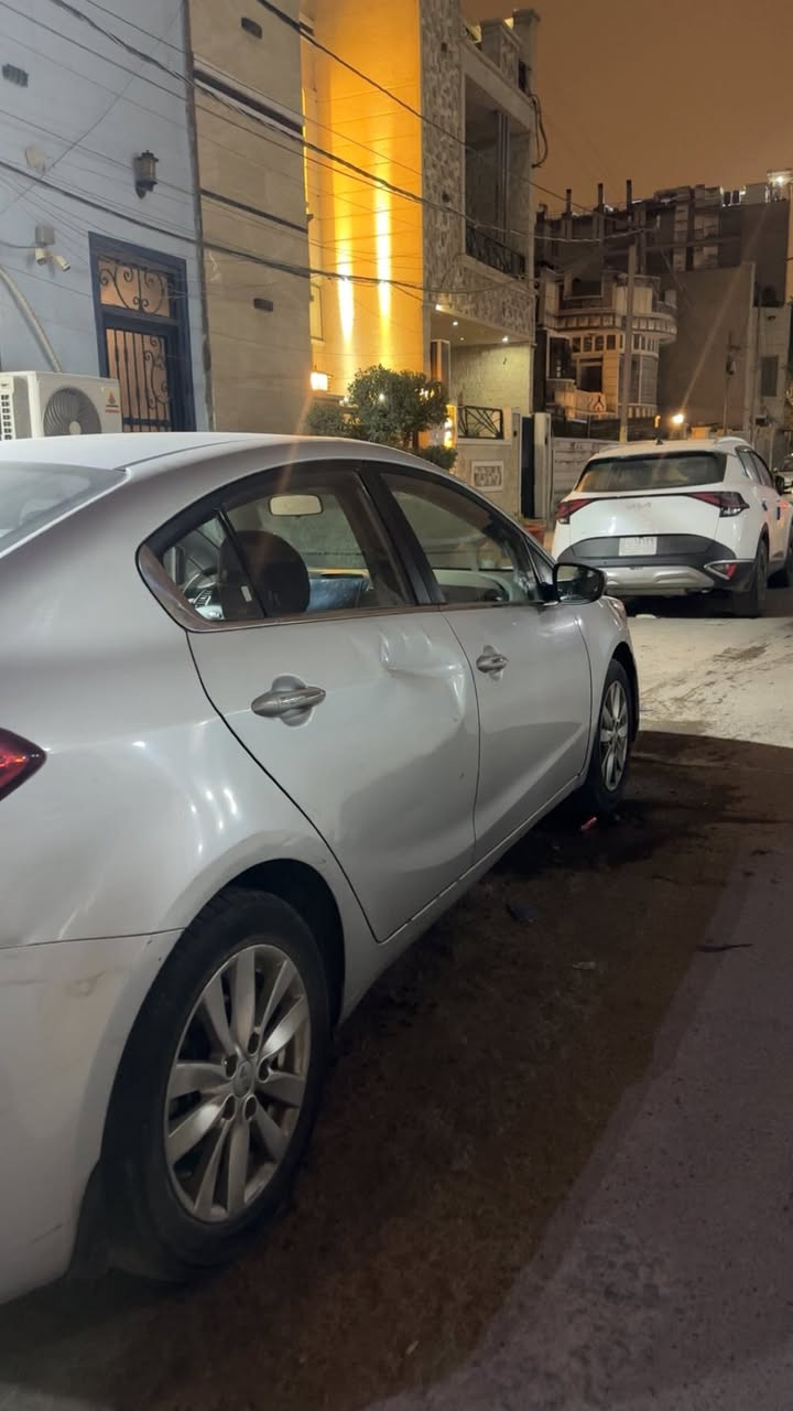 سيراتو 2016 خليجي تفيد
لليريد يشتغل تكسي بيها

اقتصاديه كلش ماشيه 68 الف

بس بنسبه السياره مبين

ضرباتها بصور مثل مموضح

وبيها مجال للشراي

***********
سعرهه 110
