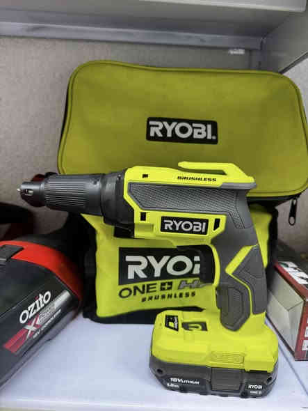 سلام عليكم اخوان 
للبيع 
لقمه وركس 400 نيوتن كامل اصلي برشلز 
دريل جبسن بورد ريوبي برشلز جديد 
الشراي يتصل او خاص ويدلل 
توصيل متوفر 
*********** واتساب
