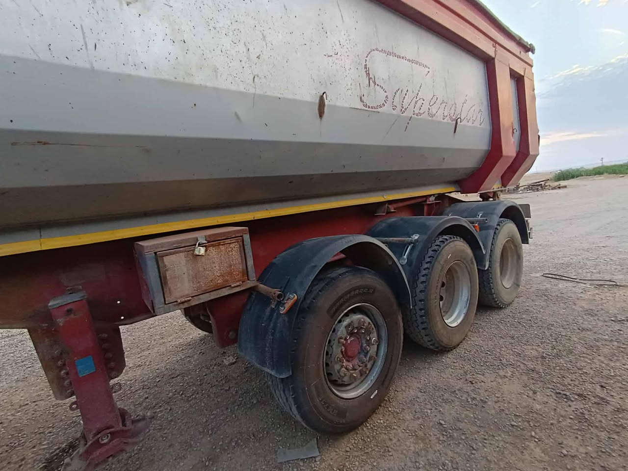 السلام عليكم نساف سكانيه للبيع موديل 2007 السياره نضيفه حيل  محرك 420كير عادي 3.3  جاهز للعمل بودي الماني سنكل استيرن للبودي بي حصه كاز شرط التحويل رقم صاحب السياره  *********** واتساب  مكلف بالنشر التواصل مع هذا الرقم
