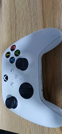 يد اكس بوكس • مستعملة ٦ أشهر • خدوش خفيفة