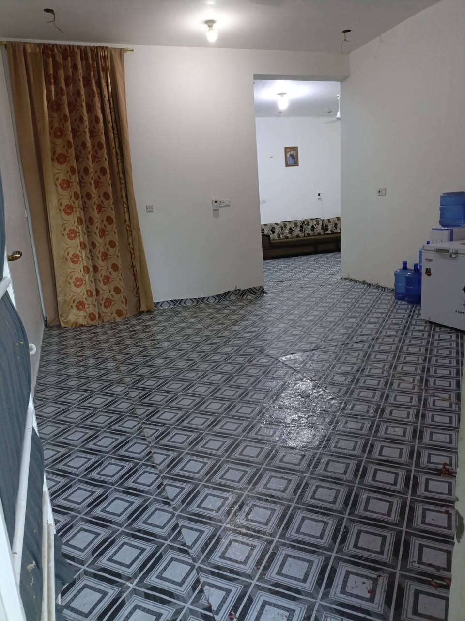 بيت للبيع
منطقه حواس منطقه الجشعم 
المساحه 350متر 
يحتوي /اربع غرف نوم /اثنين من الغرف سويت 
يحتوي على استقبال /و صاله عدد 2/
مطبخ حار مع بارد يحتوي على اربع حمامات 
حديقه كبيره 
بناء درجه اولاه طابوق ماعدا الطابق الثاني 
بناء جديد قريب على شارع العام
الاستفسار ***********
***********
