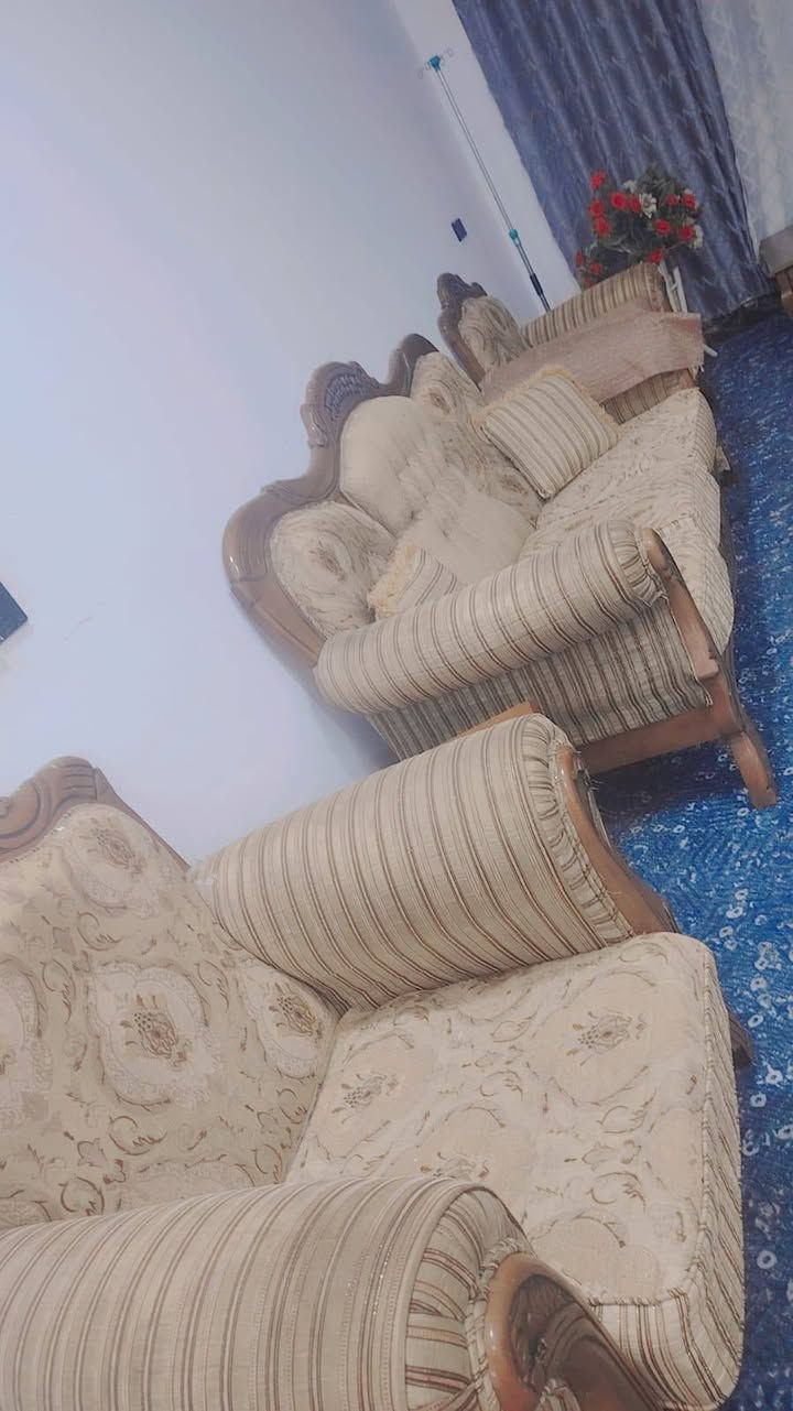 للبيع 10مقاعد السعر 300الرقم ***********
