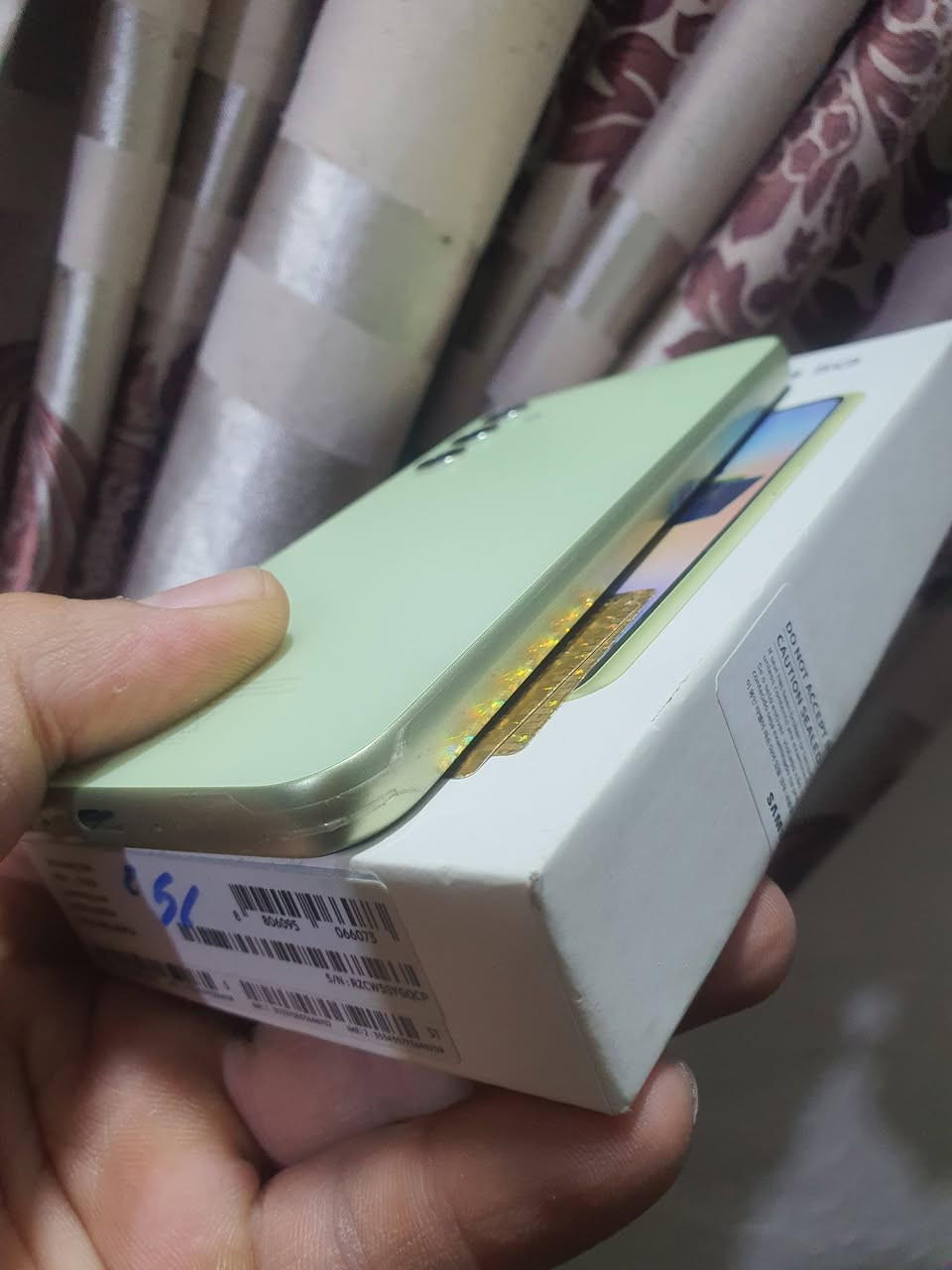 سامسونج للبيع جديد بعده بل زكات شركه شرط
نضافه ١٠٠ عل ١٠٠ جديد كلش ذاكرته 256 كيكه
سعر جهاز 225 الف وشراي يتصل ***********

