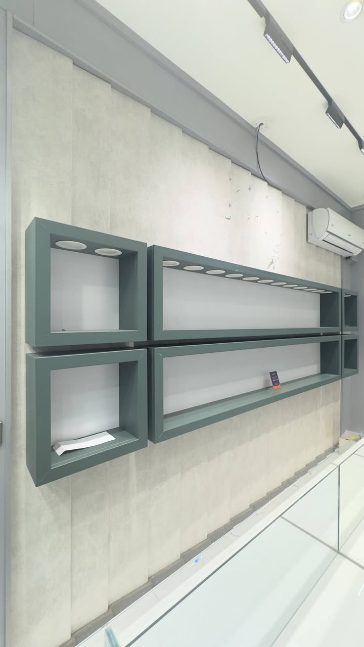 السلام عليكم من رخصة الادمن رسبشن يفيد اهل الذهب كامل هو ملحقاته  وارفوف هم + قاصه كبيره جدا الي تفيده *********** وتساب اتصال
