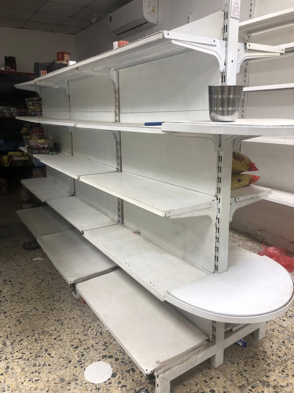 اغراض محل للبيع 
4 عوارض بابتين دبل جدد لك
1 عارضه عموديه
3 عارضه بطح 
ميز كاشير عدد 2 
رفوف عدد 200 تركي 
سفينه عدد 2 
الاتصال على رقم *********** 
عنوان ال قاهره بغداد
