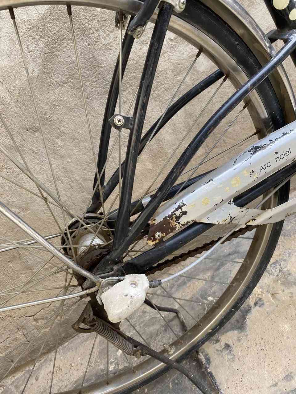 سلام عليكم بيسكل بناتي 
ياباني اصلي حجم 27
كلوب لايت تايرات جوابه 
جدد+قفل بنز بريك امامي 
بنز بريك خلفي داينمو كلوب 
امامي كير 3نمر السعر 75
مكاني ناحيه الوحده رقمي 
***********بي واتساب ..؟
