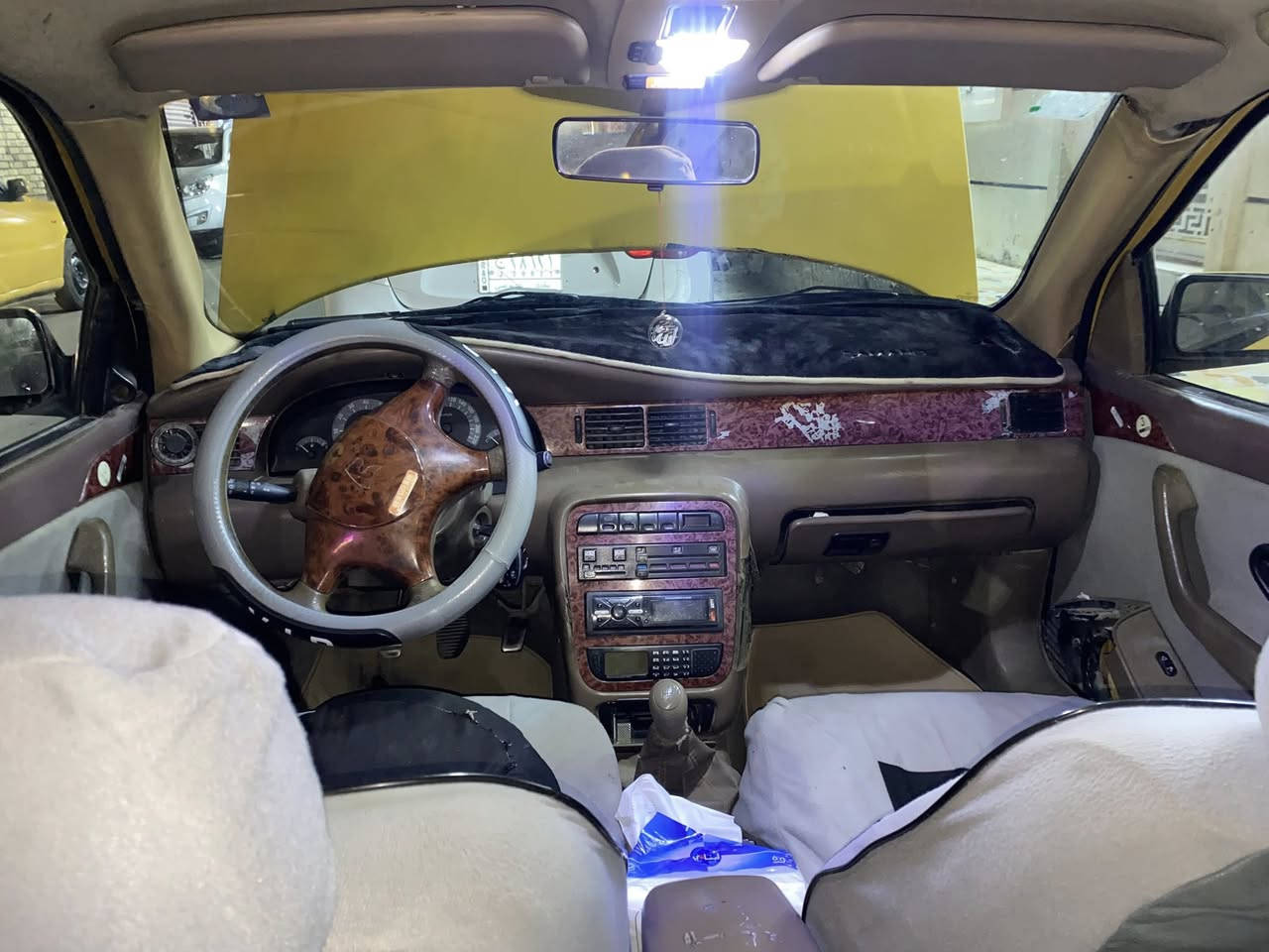 السلام عليكم سمند للبيع موديل 2011 ناطقه سياره حلوه وكاعده وجاهزه من كلشي صارف عليها خير من الله جاهزه تبريد شغال مابيه اي نقص فقط بيها ضربه بل چاملغ والباب صدر مبدل مثل مموضح بصور مصفره من كلشي وباسمي تحويل ثاني يوم سعرها 35 وبيها مجال مكان بغداد غزاليه الرقم ***********
