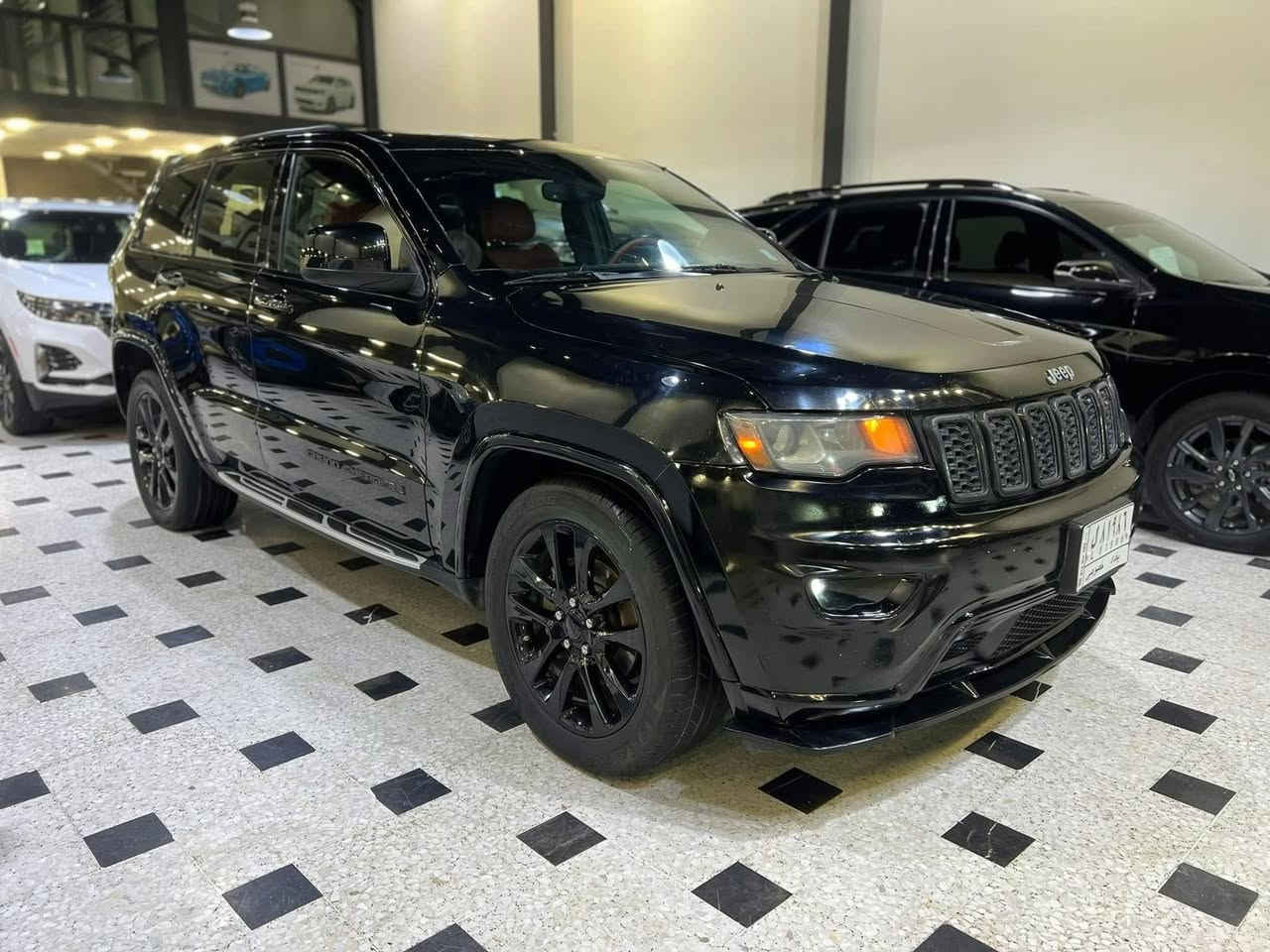 المركبة   :  جيب گراند شيروكي 
موديل   : 2018
الفئة     : بلاك توب
الحادث : صبغ 2 جاملغ  + بنيد 
الكفالة  : نكفل السياره من الغرق و الحرق
الايرباك :دشبول + درگة
الرقم     : بغداد الماني حرة
السعر.  :17000$ قفل قفل 
المواصفات :
✅محرك 3600 ( 6 سلندر )
✅اللون اسود 
✅شاشة فول HD  
✅تحكم مقود
✅داخل جلد احمر ( عمل )
✅كامرة خلفية
✅نقطة عمياء
✅بصمة و تشغيل عن بعد
✅الجنطة كهرباء
✅مقاعد امامية كهرباء 
✅حساس خلفي 
✅فتحة سقف
✅ويل كب قياس 18
***********
