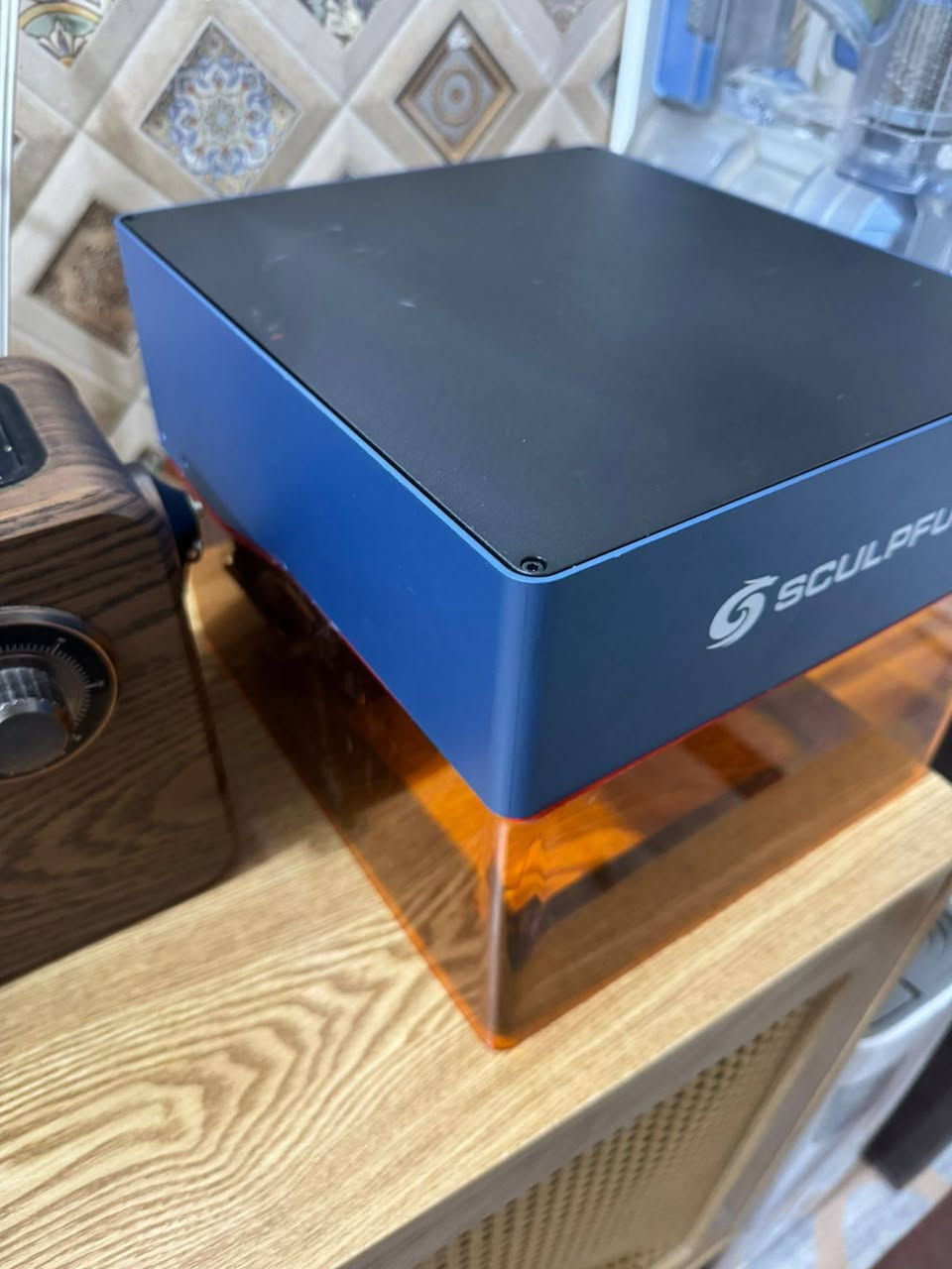 الصورة ماكينة نقش بالليزر من العلامة التجارية SCULPFUN، وتحديداً من سلسلة iCube Pro.
المواصفات والمميزات الرئيسية:
الوظيفة: تُستخدم الماكينة لقطع ونقش المواد المختلفة باستخدام تقنية الليزر.
نظام الفلترة: تأتي مزودة بفلتر دخان مدمج لتنقية الهواء أثناء عملية العمل.
التحكم: يمكن التحكم بها من خلال تطبيق خاص عبر الهاتف الذكي أو الكمبيوتر.
الأداء: تتوفر الماكينة بعدة خيارات من حيث قوة الليزر، مثل 5 واط في موديل iCube Pro أو 10 واط في موديل iCube ProMax.
التوافق: تدعم العمل مع الملحقات المختلفة مثل المحور الدوار (Rotary Chuck) لنقش الأجسام  بس بيه نقص اليزر  الجهاز شغال


**إذا كنت صاحب هذا الإعلان وتريد حذفه لأي سبب، رجاءا أرسل رسالة إلى الدعم الفني**