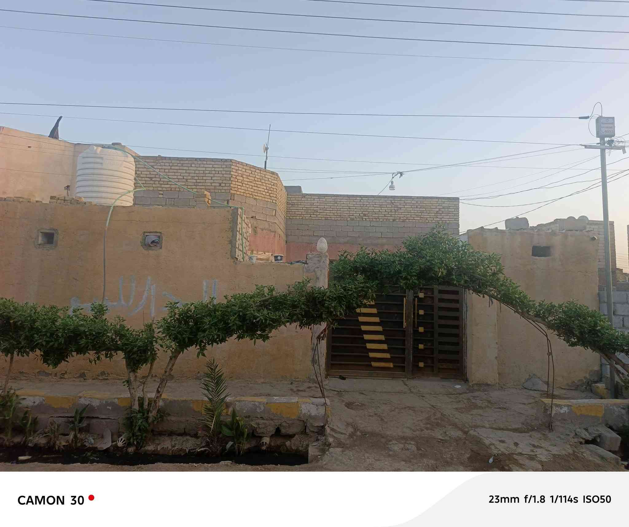 بيت زراعي مساحته 200متر 
شارع المولد  _حي الكوفة 
غرفتين 4×5 استقبال وصاله وهول ومطبخ خارجي 
ماي كهرباء نت ضوىي كلشي متوفر والبيت جاهز من كلشي للاتصال *********** اوتساب 
غير موجود ع فيس.
