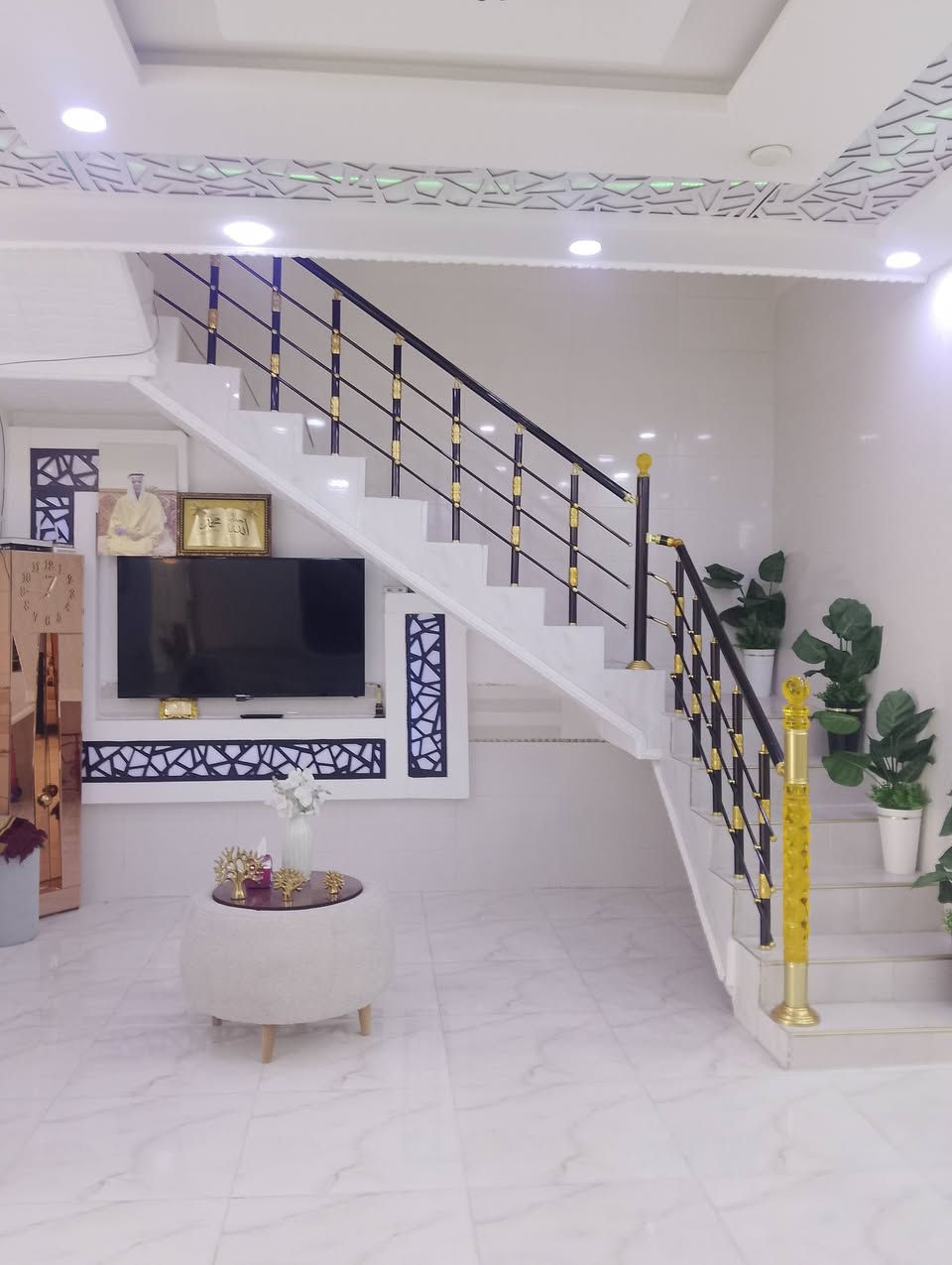 دارللبيع مساحة/187.5/متر واجه 7.5 بناء سنة2021 طابقين 
عنوان:قادسية الثانية قرب جامع الهدى 
نوع العقار:طابو ملك صرف 
مواصفات:فول كاشي،وسقف مغربي،نظام دكت تبريد مركزي 
يحتوي الطابق الاول على استقبال،وهول،ومطبخ حار،وغرفتين نوم،وصحيات 
ويحتوي الطابق الثاني على بيتونه،وغرفة نوم،وصحيات 
موقع مميز وعل شارع عشرين تبليط ومجاري ماء حلوو
سعر:٢١٠مليون وبيها مجال 
للأستفسار الاتصال على الأرقام التالية: 
***********واتسأب

