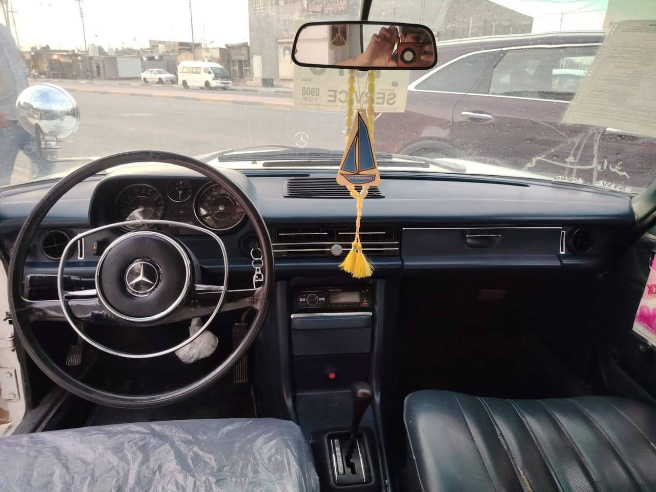 سلام عليكم مرسيدس انتيكه للبيع موديل 1975 رقم بغداد نكليزي  سنويه ل 2030 هزه جديده شرط التحويل سياره كير حداده تخم تأير تبريد ثلج بس المكينه بيهه صوت بكن كهربائيات كلهه شقاله عل بلادالسعر 60 وبيهه مجال مكان سياره بصره *********** تحياتي لجميع
