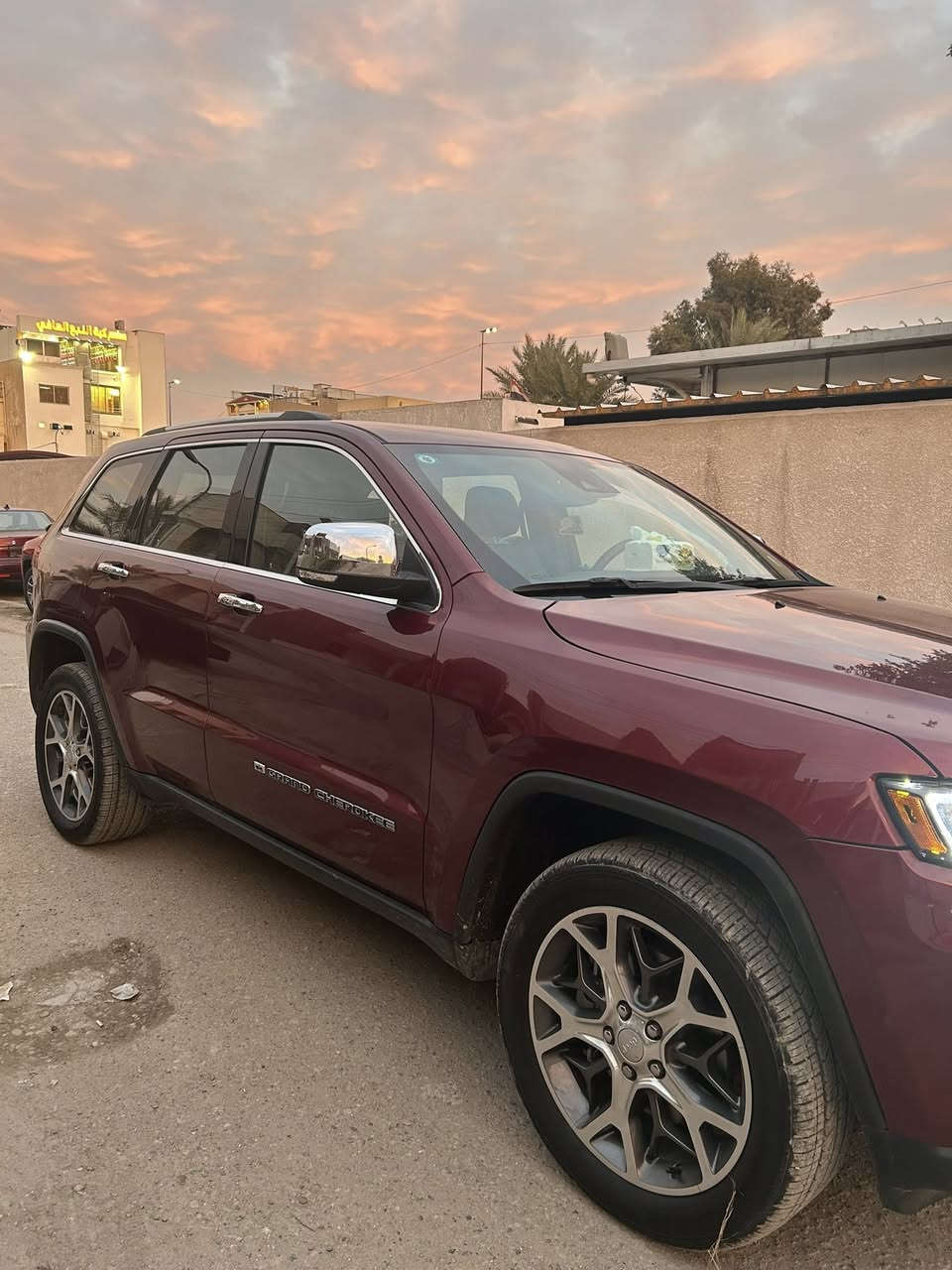 سلام عليكم 
جيب كراند شيروكي 2022
Limited
فول مواصفات عدا الجك 
وارد امريكي ماشيه 51الف ميل 
ماشيه بامريكا 38 الف ممشاها بل عراق قليل حادثها جامرلوغ ايسر وباب سائق 
المواصفات 
:
‌‎*رادار امامي وجانبي 
‌‎* نقطة عمياء .
‌‎*داخل جلد 
  دفع رباعي .4x4 . 
‌‎* فرش المقاعد من الجلد . 
‌‎*صف المقاعد الأمامية كهربائية .
‌‎* ذاكرة لحفظ وضعيات الجلوس . 
‌‎* صف المقاعد الأمامية مع تدفئة . 
‌‎* صف المقاعد الخلفية مع تدفئة . 
‌‎* ويل قياس 20 انج .
‌‎* مقود السائق كهربائي . 
‌‎* تدفئة ستيرن . 
‌‎* سقف بانوراما .
‌‎* شاشه كبيرة 8.4 انج .
‌‎* نظام الملاحة (GPS) . 
‌‎* نظام خاص للطرق الوعرة . 
‌‎* مصابيح امامية زنون . 
‌‎* المصابيح الأمامية مع LED لايت . 
‌‎* كشافات ضباب بروجكتر زنون . 
‌‎* تشغيل عن بعد .
‌‎* صندوق كهربائي .
‌‎*  حساسات أمامية . 
‌‎*  حساسات خلفية .
‌‎* كاميرا خلفية .
‌‎* بخاخ ماء لتنظيف المصابيح الامامية .
‌‎* مرايا بخاصية التعتيم الذاتي . 
‌‎* مرايا جانبية قابلة للطي . 
‌‎* بلوتوث تلفون . 
‌‎* محدد سرعة . 
‌‎* نظام تشغيل واطفاء اوتماتيكي للمحرك للتوفير من صرف الوقود . ( Auto Start System ) .
‌‎* نظام بريك اوتماتيكي ( Auto Break System ) .
‌‎السعر 275ورقه 
للتواصل الرقم ***********
