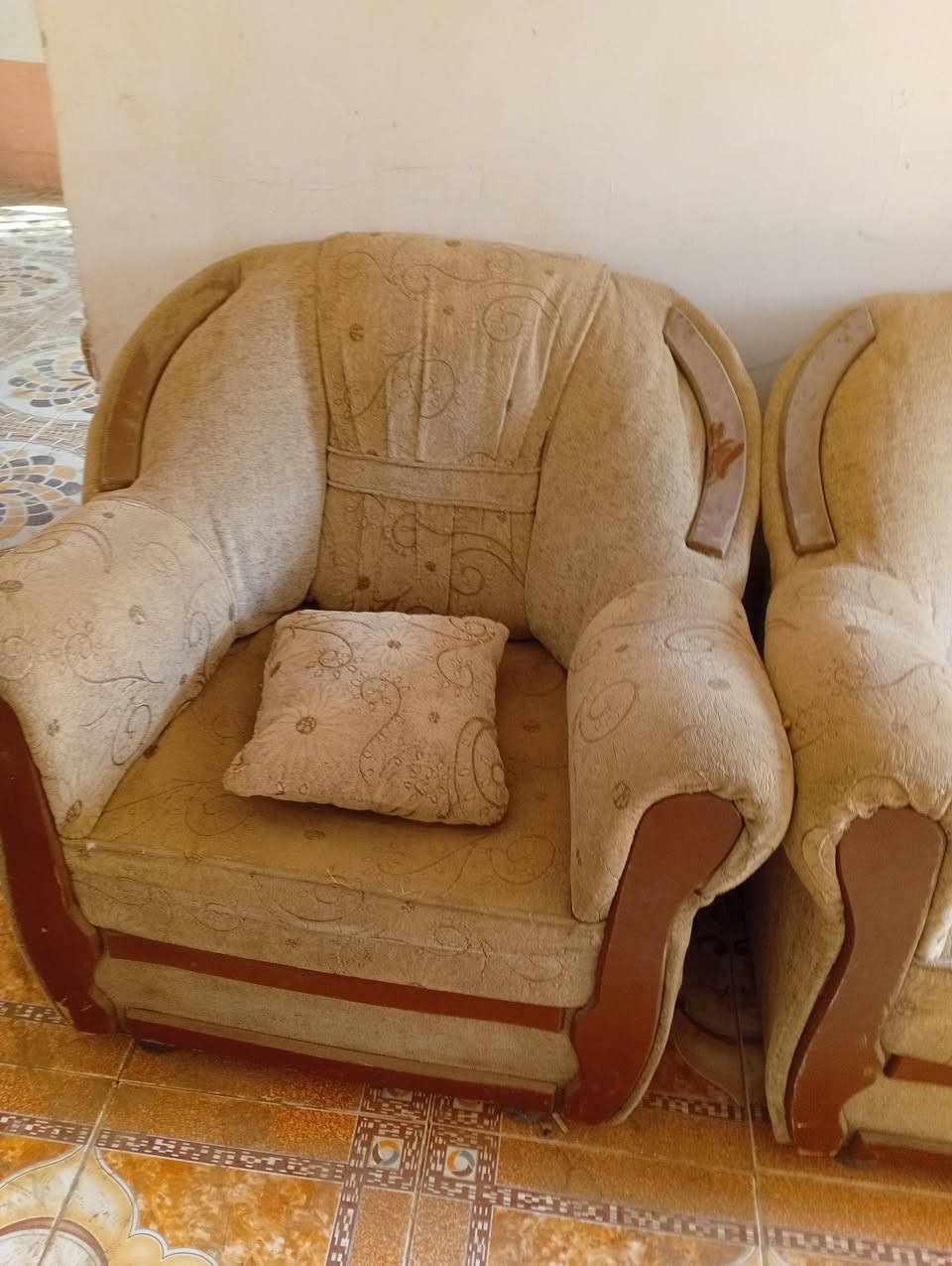 تخم للبيع اربع كراسي وقنفتين ***********
