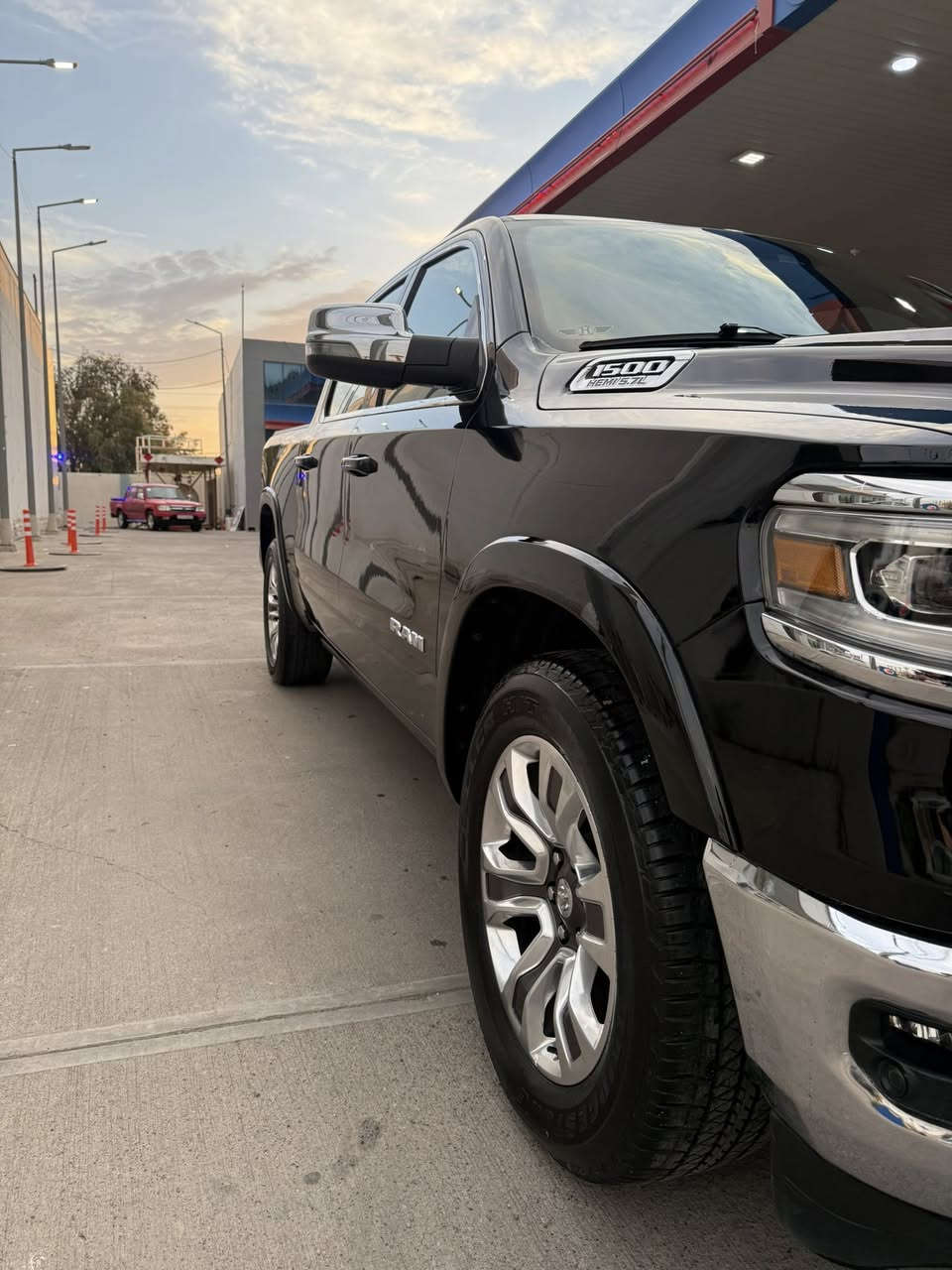 RAM 1500 LONG HORN
رام 1500 “ لونك هورن .

الموديل : 2023 . (خليجي) . 
العداد :  59  الف ميل  
المحرك : V8 5.7L . 

المواصفات :
* دفع رباعي 4x4. 
* رادار امامي مع مانع تصادم. 
* نقطة عمياء. 
* تحذير الخروج عن المسار.
* 4 كاميرات (360) درجة. 
* لوحة القیادة دیجیتال.
* شاشة عرض لوحة القيادة على الزجاج الأمامي. 
* لمسات داخليه من الخشب.
* استطفاف ذكي (اوتوپارك).
* دوسات جانبية كهربائية.
* المصابيح الأمامية زنون.
* كشافات الضباب زنون. 
* المصابيح الأمامية LED.
* المصابيح الخلفية LED. 
* دخول ذكي (بصمة). 
* تشغيل عن بعد.
* مقاعد من الجلد الفاخر. 
* المقاعد كهربائية مع ميموري.
* المقاعد الأمامية تبريد وتدفئة. 
* المقاعد الخلفية تبريد وتدفئة. 
* شاشة كبيرة 12 أنچ.
* نظام ملاحة نفكيشن GPS.
* حساسات امامية وخلفية.
* سقف بانوراما.
* مانع تصادم خلفي. 
* مكيف خلفي.
* ويل كروم قياس 20 انج.
* نظام اطفاء وتشغيل اوتماتيكي.
* مرايا كهربائية جانبية من الكروم قابلة للطي كهربائيا.
* شاحن موبايل لاسلكي (واير ليس).
* الشباك الخلفي كهربائي. 
* المرايا الجانبية تدفئة. 
* باب الصندوق كهربائي.
* امكانية تعديل ارتفاع دواسات البنزين والبريك.
* هاند بريك كهربائي.
* المرايا الوسطية كاميرا. 
* حساسات امامية. 
* حساسات خلفية. 
* مرايا مع خاصية التعتيم الذاتي. 
* مساحات تخزين إضافية تحت المقاعد. 
رادار امامي خلفي جانبي •
نقط عمياء • 
شاشة عرض لوحة القيادة على الزجاج الأمامي
لمسات داخليه من الخشب
مقاعد من الجلد الفاخر

موقع السيارة بغداد الدورة 

 للأستفسار  الاتصال على هذه الرقم
***********
