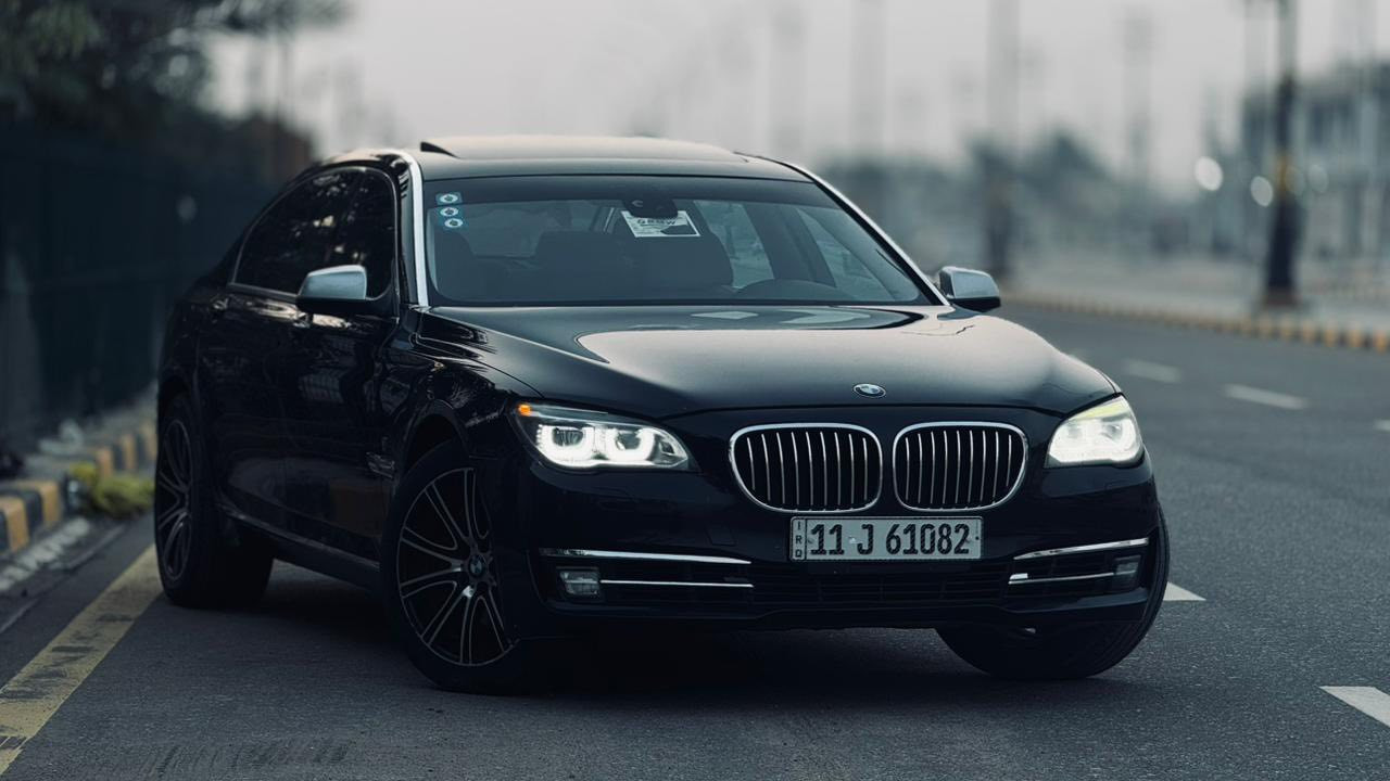 السلام عليكم740iL لبيع bmw f02 موديل 2009 السياره وارد خليجي عروش
رقم بغداد الجديد بسمي تحويل ثاني يوم
فول موصفات Vip باب طويل  شاشه خلفيه شغاله حساس 360  
فتحه سقف بنورامه بردات خلفيه 5كهرباء
مري شفط دركه m موديل حديث
تبريد ثلج 3قطع تحكم مركزي 
كير مكينه حداديه كله كفاله بيه 3قطع صبغ فقط بدون دواخل  للعلم سياره عليه صيانه كامله من كلشي وسياره بدون نقص نهائيه 
السعر 180بيه مجال 
مكان السياره النجف ***********
