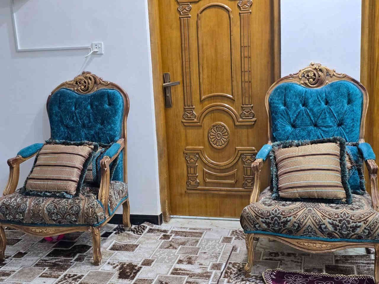 تخم كويتي خشب زان قوي ونضيف كلش تسع نفرات اربع قطع سعر 750 الف بيه مجال بسيط للاستفسار *********** رفاعي طريق ابو الماش،
