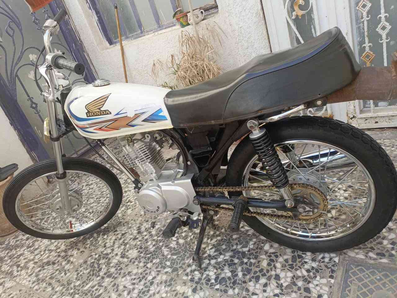 سلام عليكم . ماطور شاصي ١٦  وغراض ٢٥ كله اصلي برغي مابي تجاري ...مكينه مفتوحه....ماعايزة شي ضبضب شغلات خفايف او وكيلها الحسناوي بلخان ب٧٠٠ وبيها مجال  ***********
