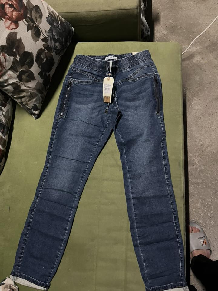 سلام عليكم اخوان بنطرونات بهيج شكل كلهم الماني موجود ٢٥ قطعه اخوان كلهم جديدات ب شرط اصلي الي يريدهم قطعه ب ٥ الاف و توصيل موجود


**إذا كنت صاحب هذا الإعلان وتريد حذفه لأي سبب، رجاءا أرسل رسالة إلى الدعم الفني**