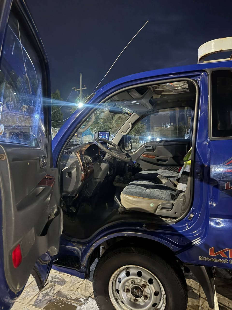 سلام عليكم كيا موديل ٢٠٠٧ بسمي سنويه لحد ٢٠٢٩ مكينه وكير شاصي ورقم شاصي كله كفاله قماره مصبوقه بدون ظربه جماليه فقط بدي مبدل مديل ٢٠١٩ دوشمه جديده الشراي يتصل *********** السعر ٨٥ و بيها مجال
