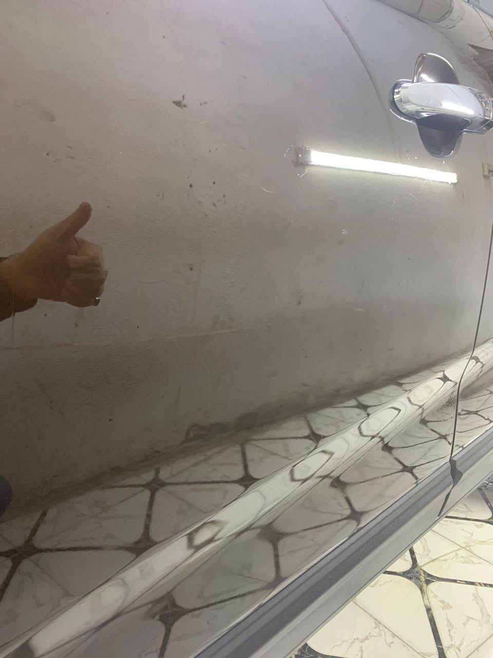 جاملغ خلفي جهة السايق صبغ 
باب السايق جراد وشخوط 
البنيد بي جراد 
14 كويتي 
واحد على واحد 
تبريد وتدفئه كشنات
زراك لايت
حساس امامي خلفي 
لايت مع الستيرن عند الاستداره 
سبعه راكب 
سته سلندر 
جلد قرميدي 
كشنات الاماميه كهرباء 
بانوراما 
تبريد 3قطع +مناخي 
ويل 19 المرغوب 
اشاره مري وشفط 
بيها بارد شي قليل
استفسار اكثر.
‏‪0771 850 5089‬‏
السعر 17900$
