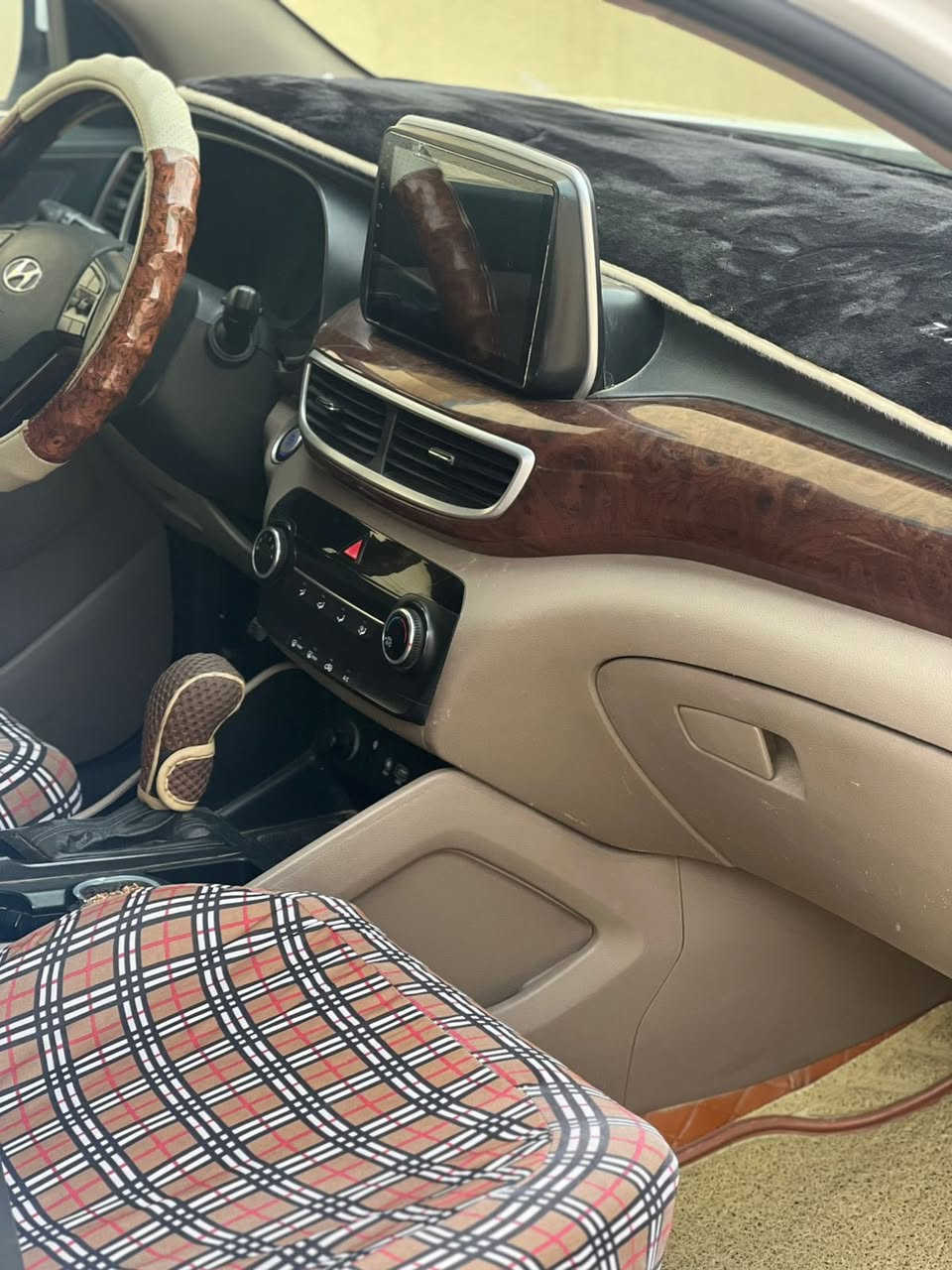 السلام عليكم 🫡 
توسان للبيع .! المديل 20 خليجي . 
السياره مواصفات فول عدا البانوراما .
ضررهاا جاملغ الامامي من جههت السائق مبدل بدون دواخل .
السياره ماشيه 350 . 
اللون ابيض . 
مري شفط . بصمه السياره . 
لايت زينون بيها .
تبريد اربع قطع . 
تدفئه . 
تخم تايررر جديد . 
ويل ال اصل 20 . 
مسجل دمامات اربع قطع . 
شاشه اماميه . 
كير ومكينه بعدهن بحالات الوكاله . تجي بعينك وتشوف .  
السياره لوك مال جناي وداخل . عنوان مشخاب رقم الهاتف 
*********** رقم الهاتف .
السعر ١٩٥ وبيها مجال
